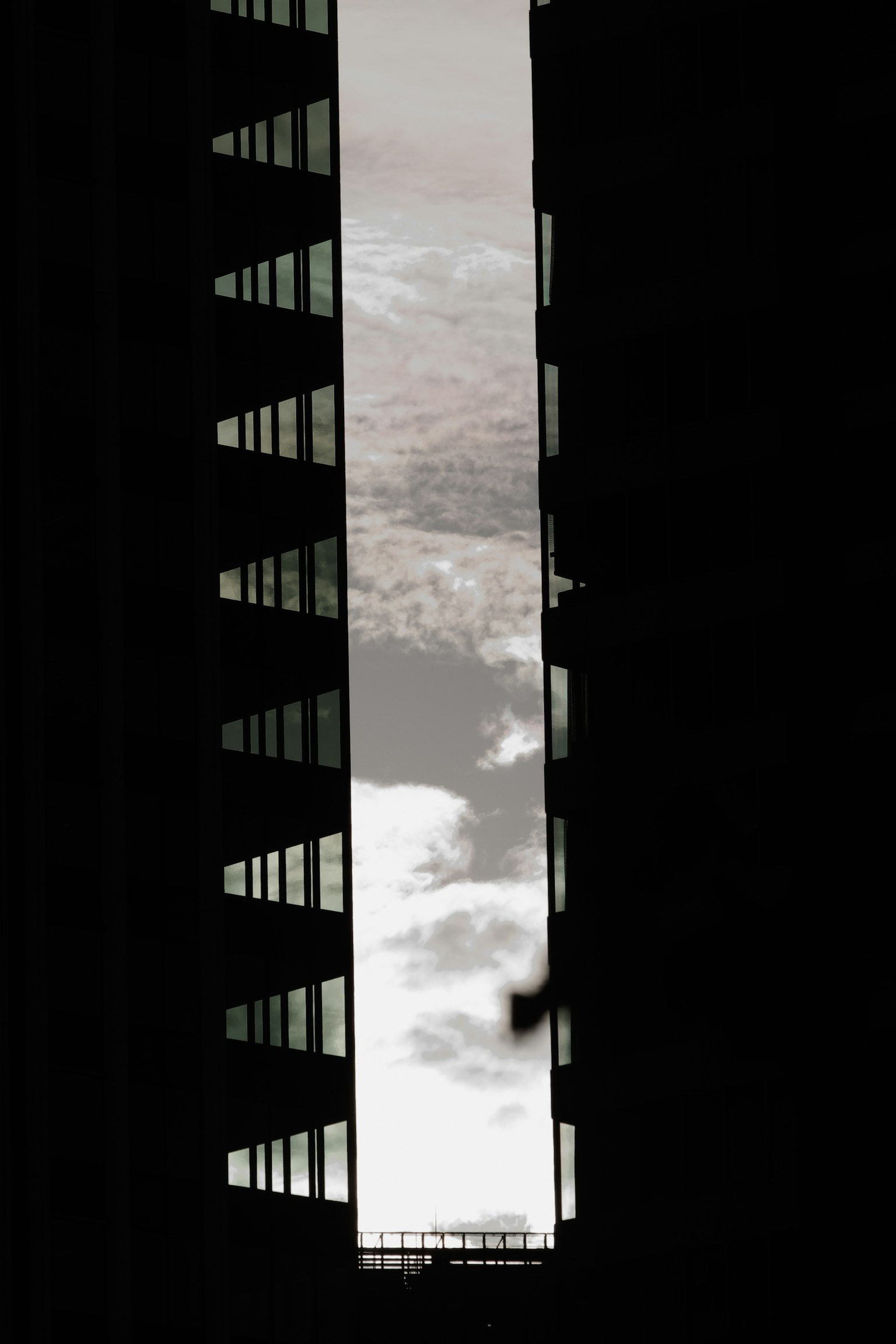 建筑缝隙中可见的云和天空的对比