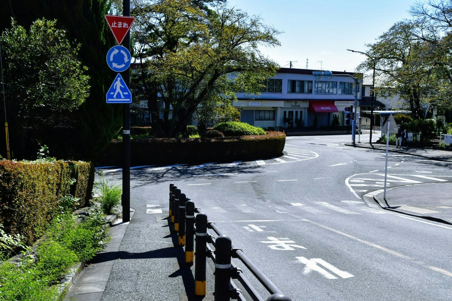 Una escena de calle con señales de tráfico y una carretera curva