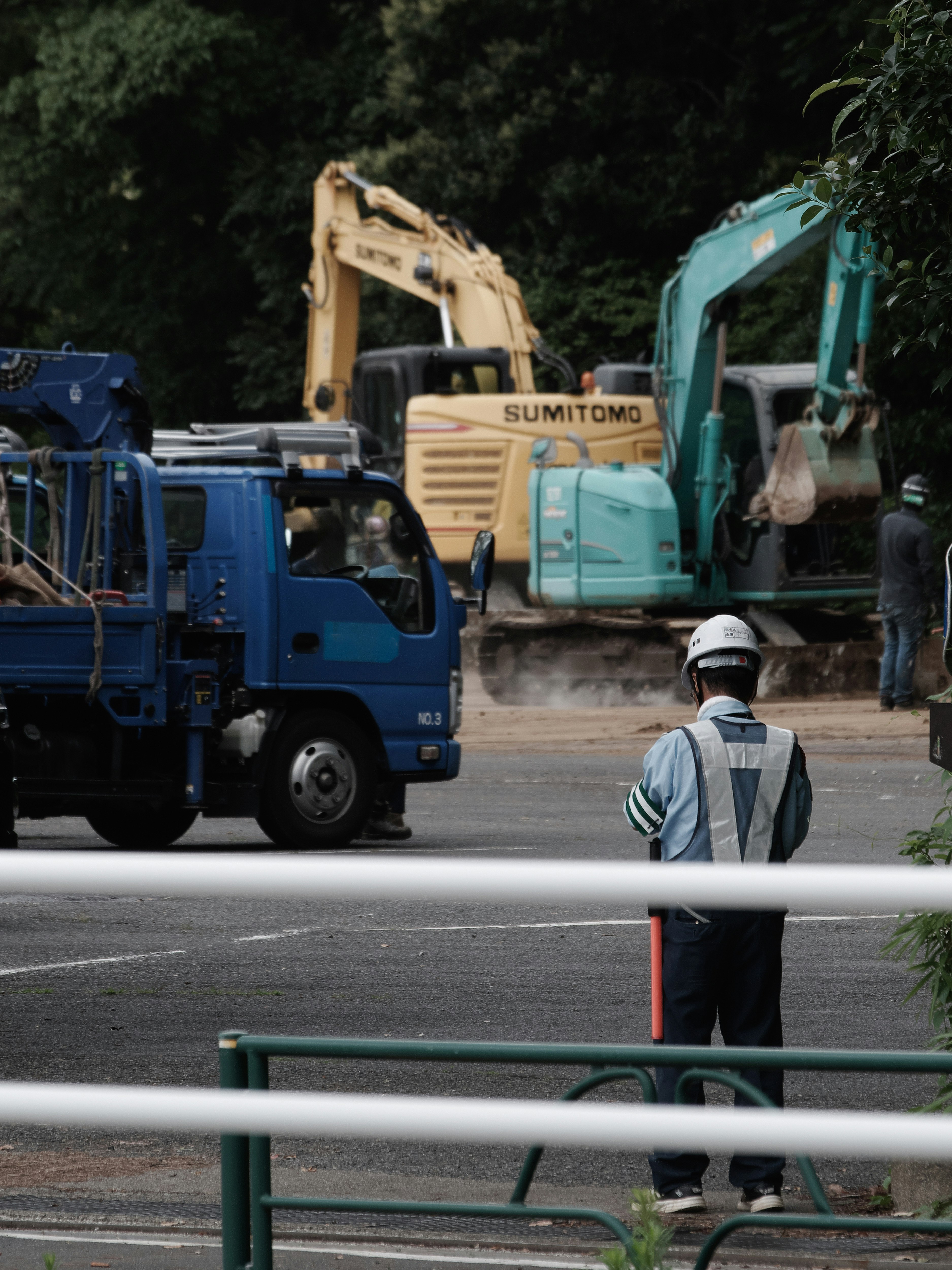 建築工地上停放的重型機械與工人