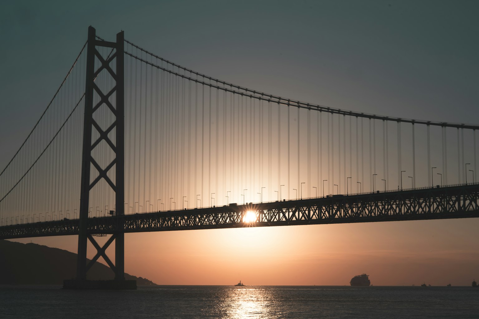 Silhouette del ponte Akashi Kaikyō con un bellissimo tramonto