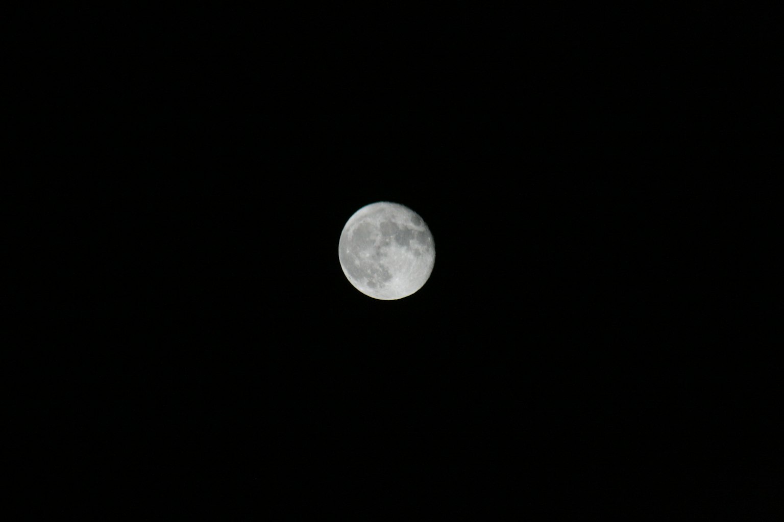 Primo piano di una brillante luna piena nel cielo notturno
