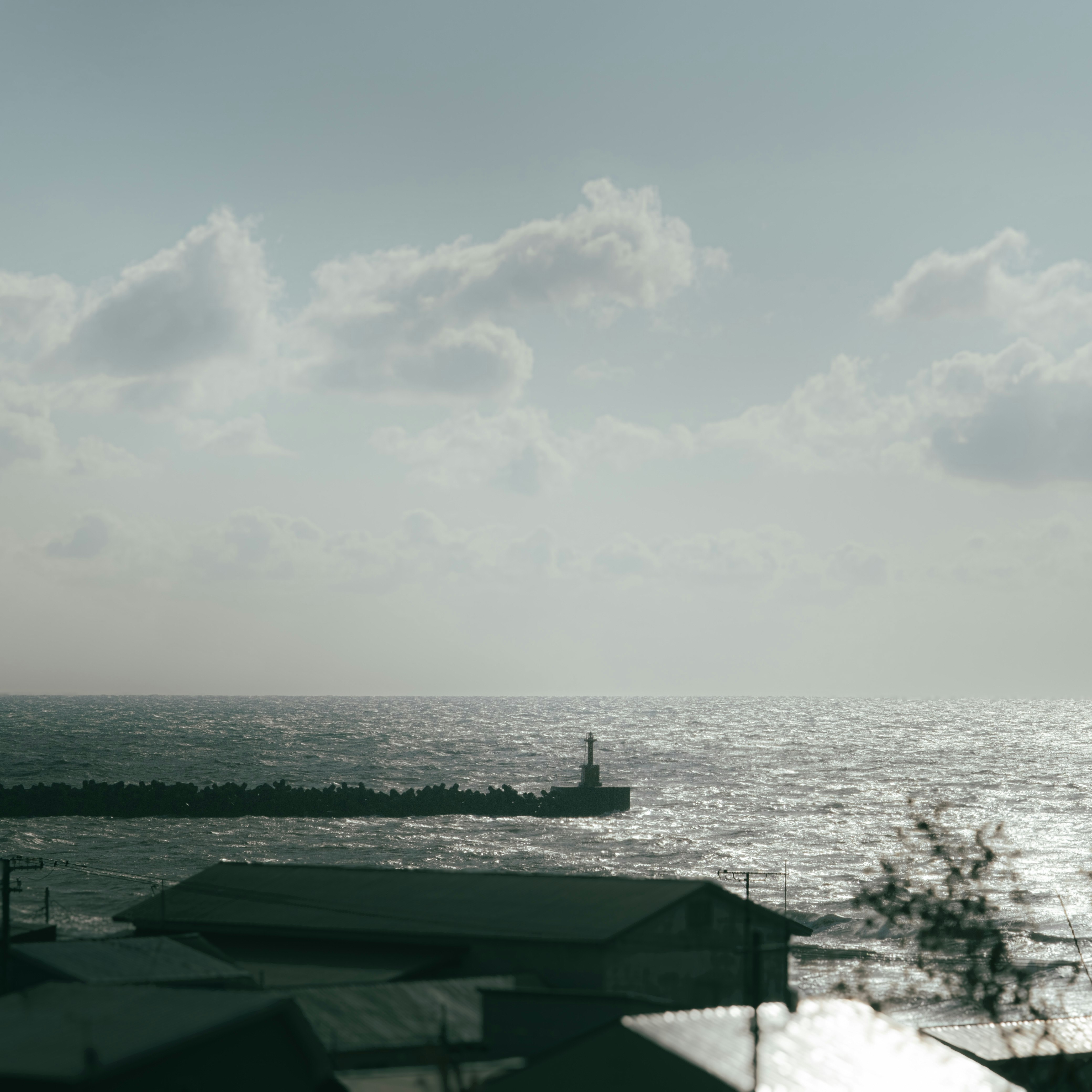 故鄉的海景：燈塔與地平線