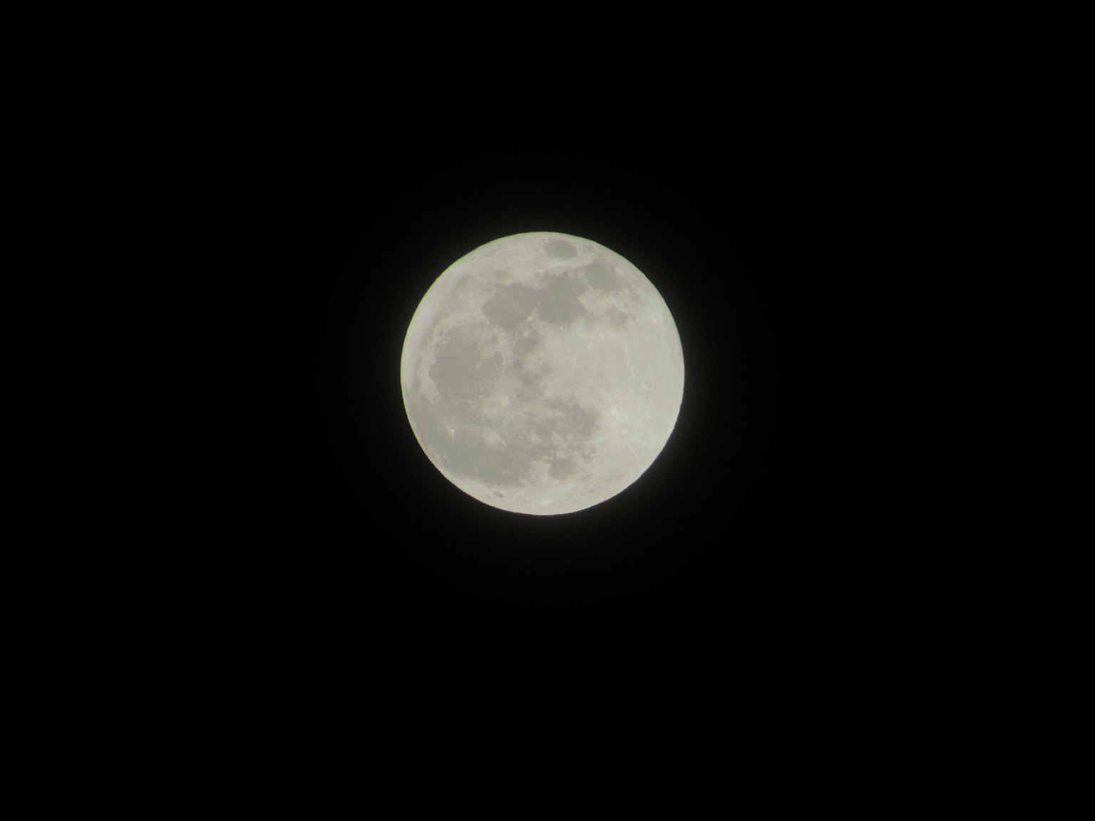 Luna llena brillante en el cielo nocturno