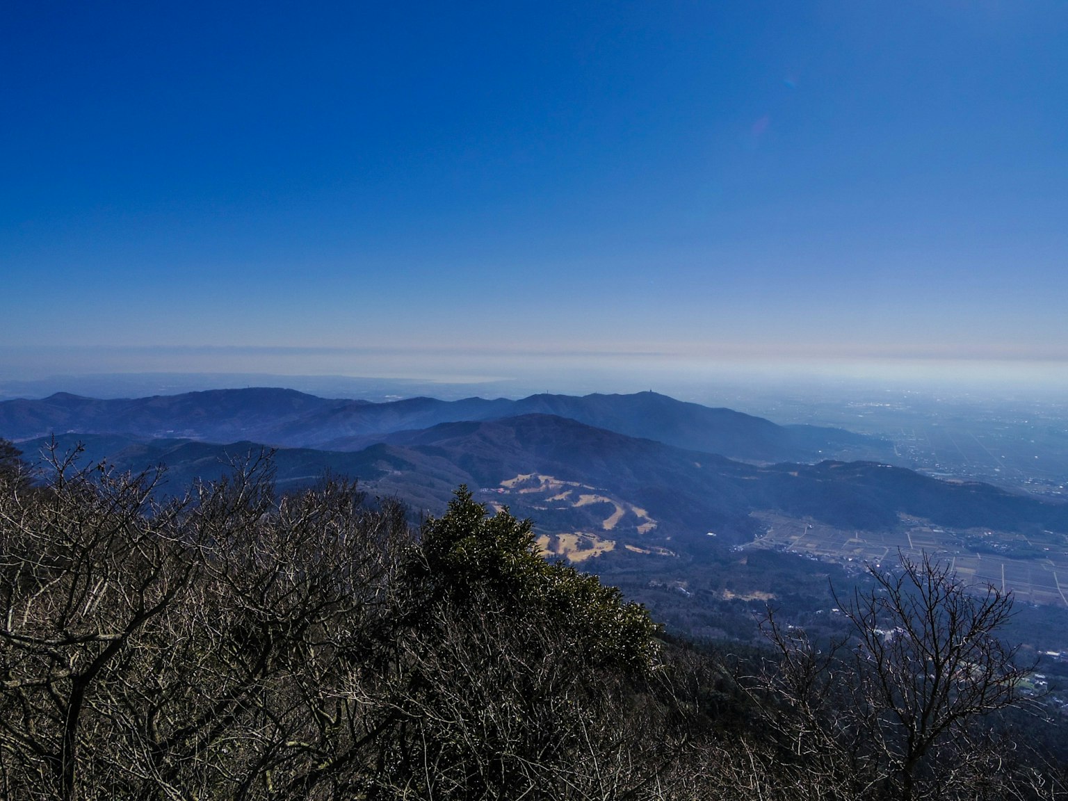 Vista escénica de montañas bajo un cielo azul claro