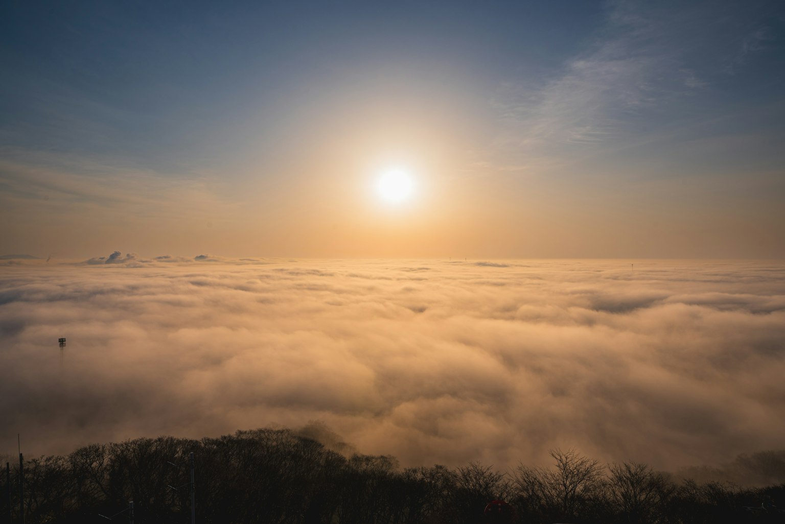 美丽的云海与太阳的景观