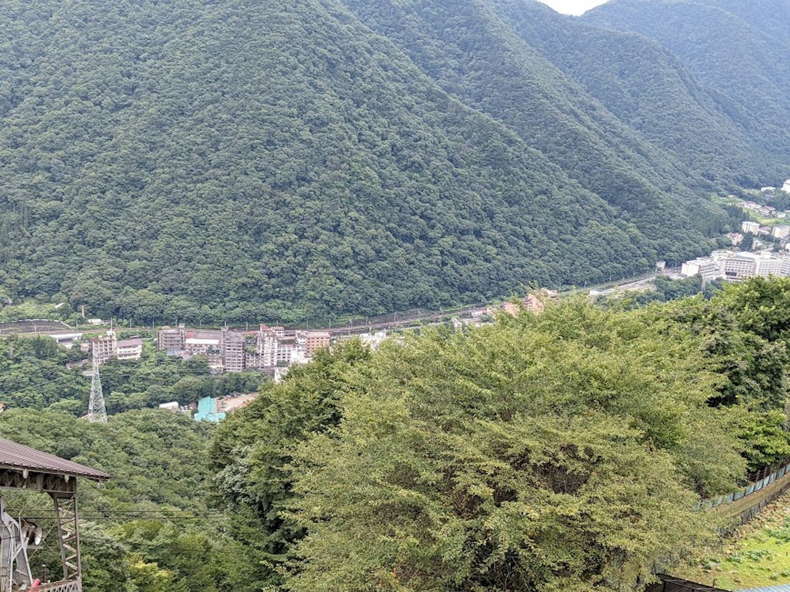 Montañas verdes y un pueblo en el valle