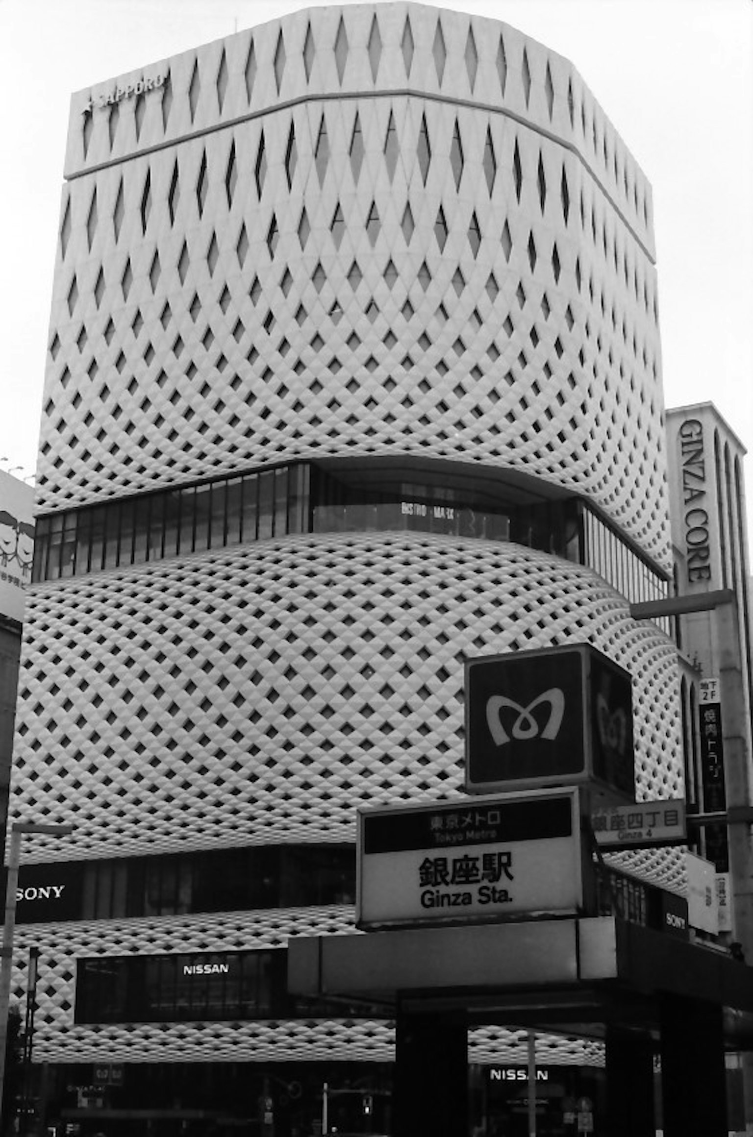 現代建築，白色外立面帶有菱形圖案