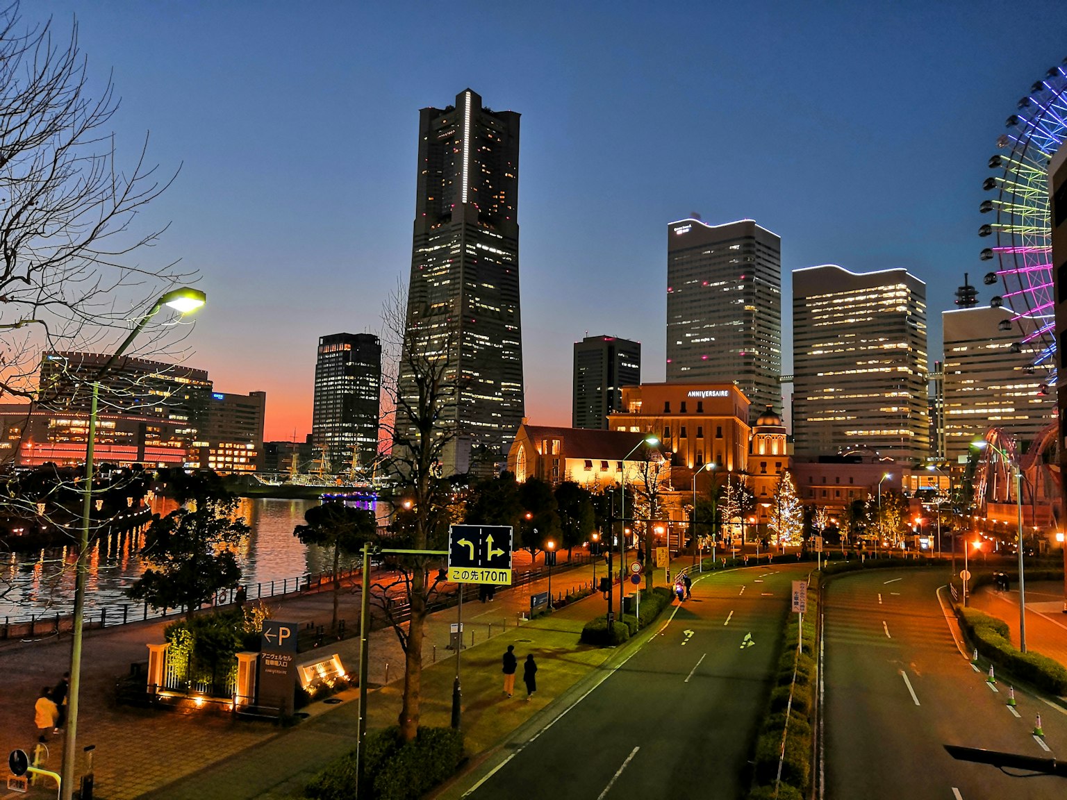 横滨的夜景，展示摩天大楼和海滨