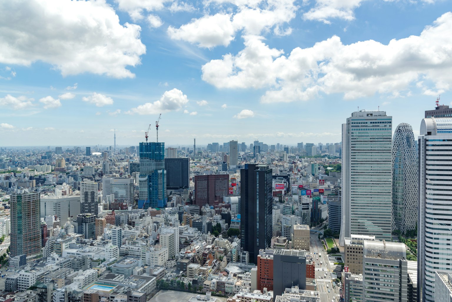 Pemandangan panoramik gedung pencakar langit Tokyo dengan langit biru cerah dan awan
