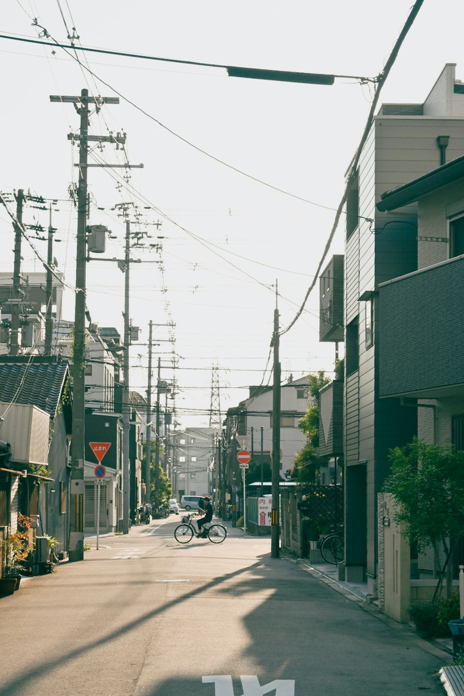 Jalan sepi di Jepang dengan rumah dan tiang listrik