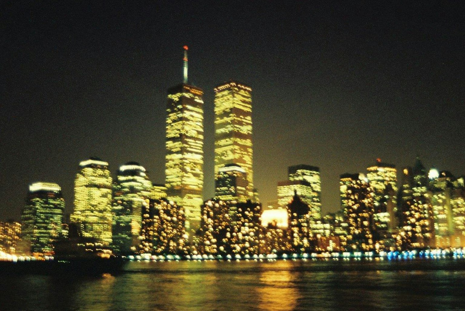 Horizonte de Nueva York de noche con las Twin Towers iluminadas
