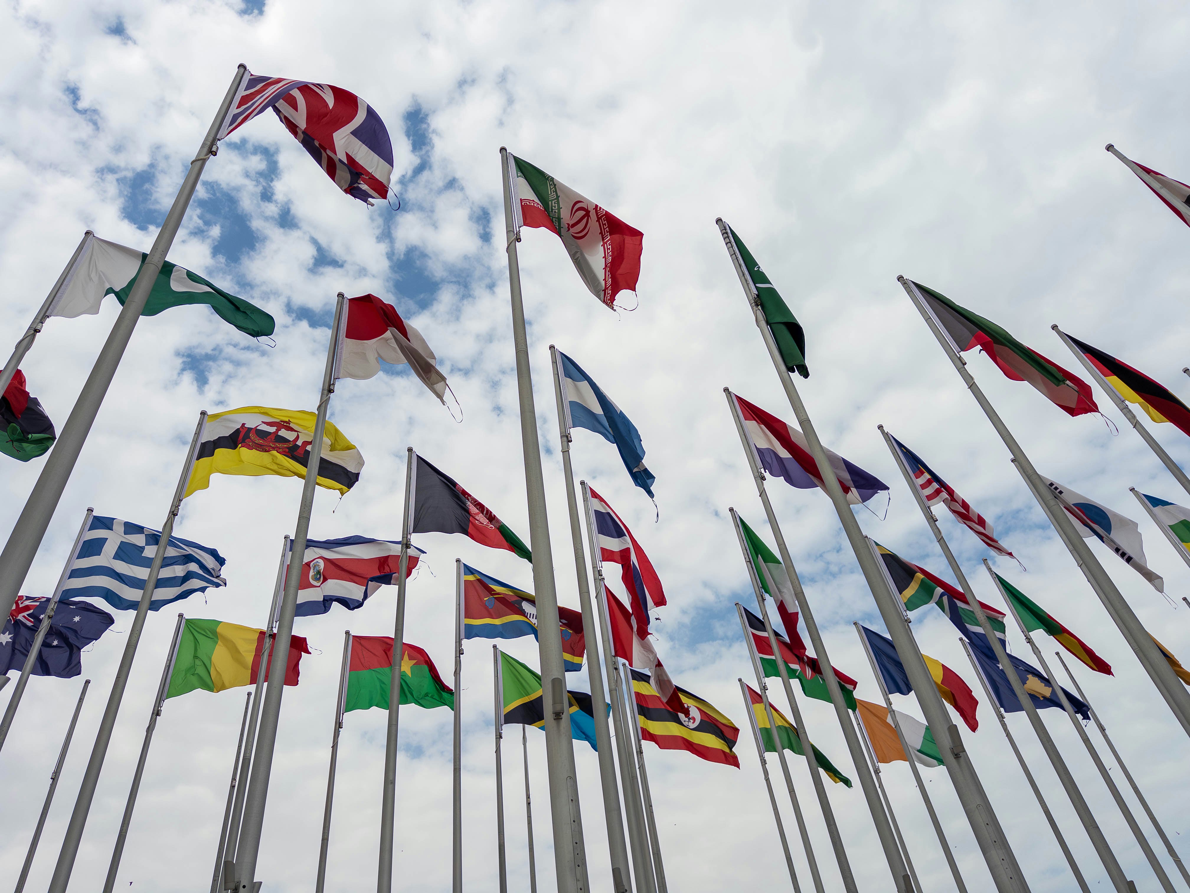 各国の国旗が並ぶ屋外の旗ポール