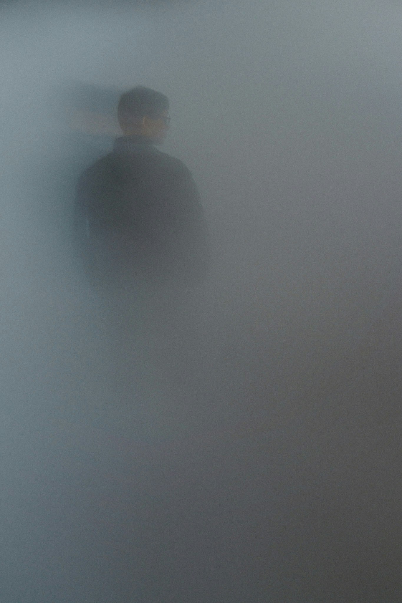霧中站立人物剪影