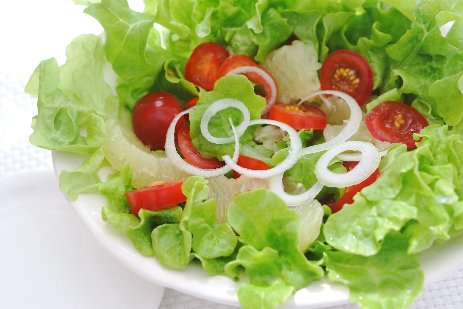 Una ciotola di insalata di lattuga fresca e pomodorini