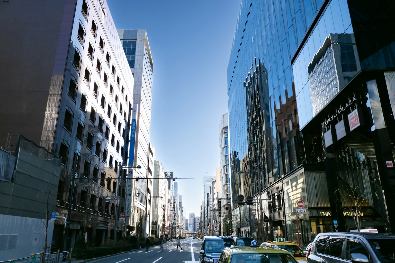 蓝天之下的城市街道，现代建筑
