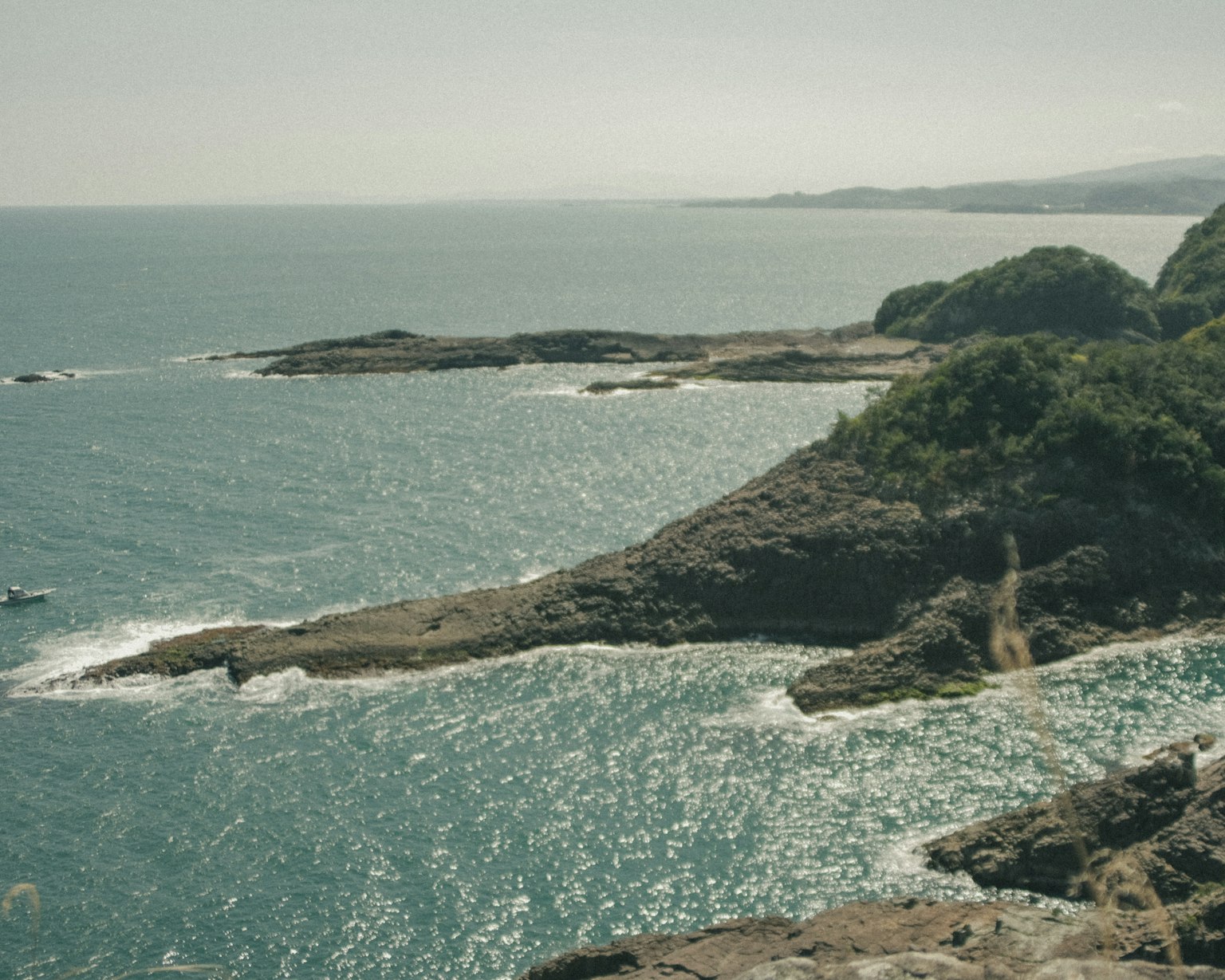 美丽的海岸风景，岩石海岸和清澈的蓝色水域