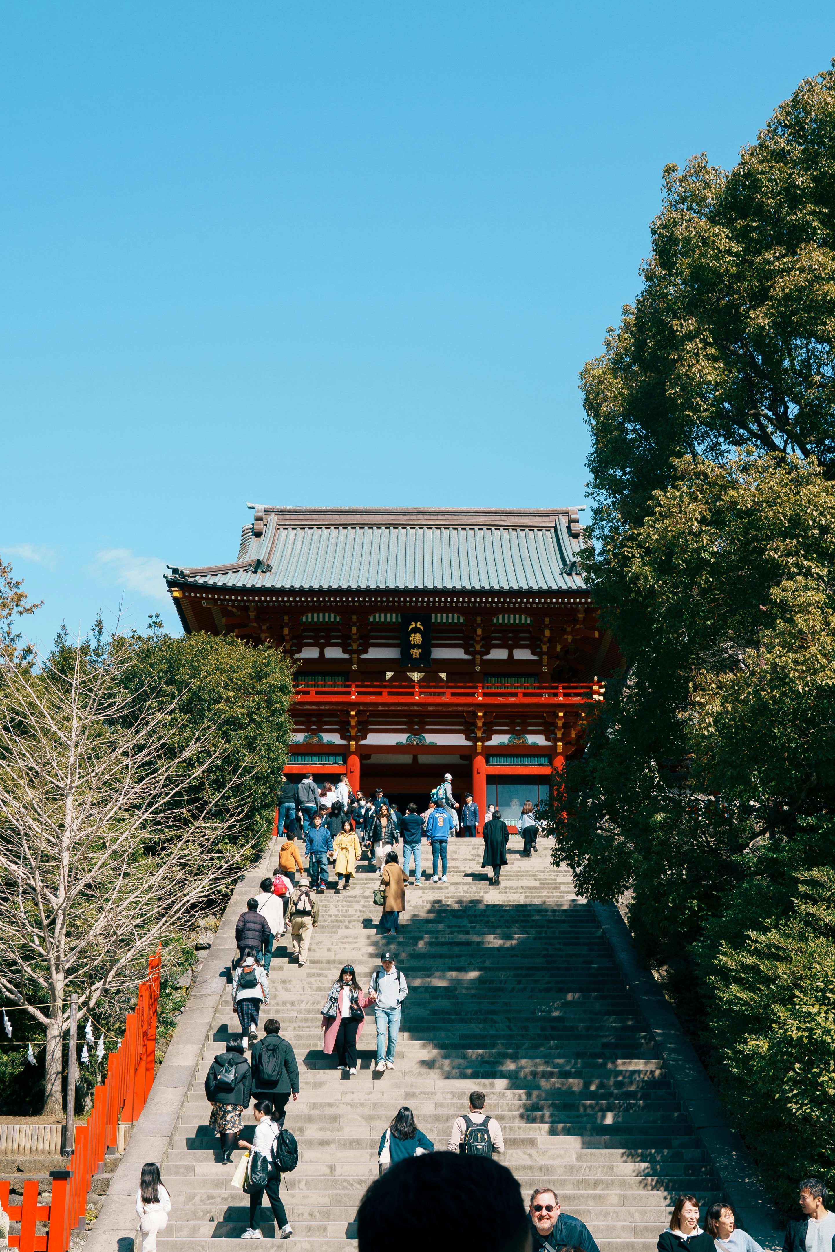 鶴岡八幡宮の参道を歩く観光客と石段の景色