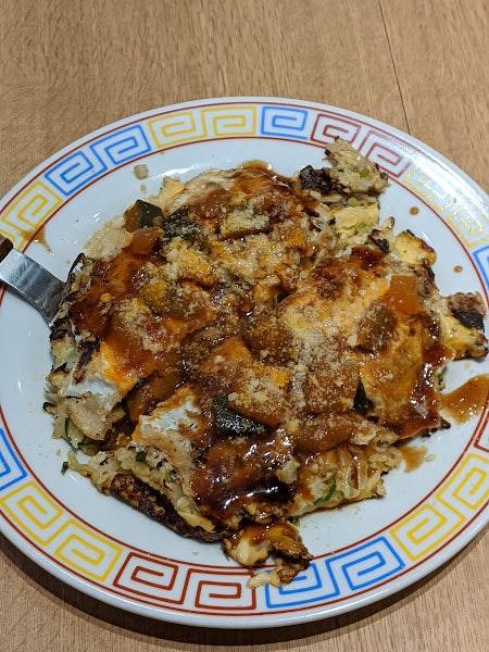 piatto di noodles saltati con condimento