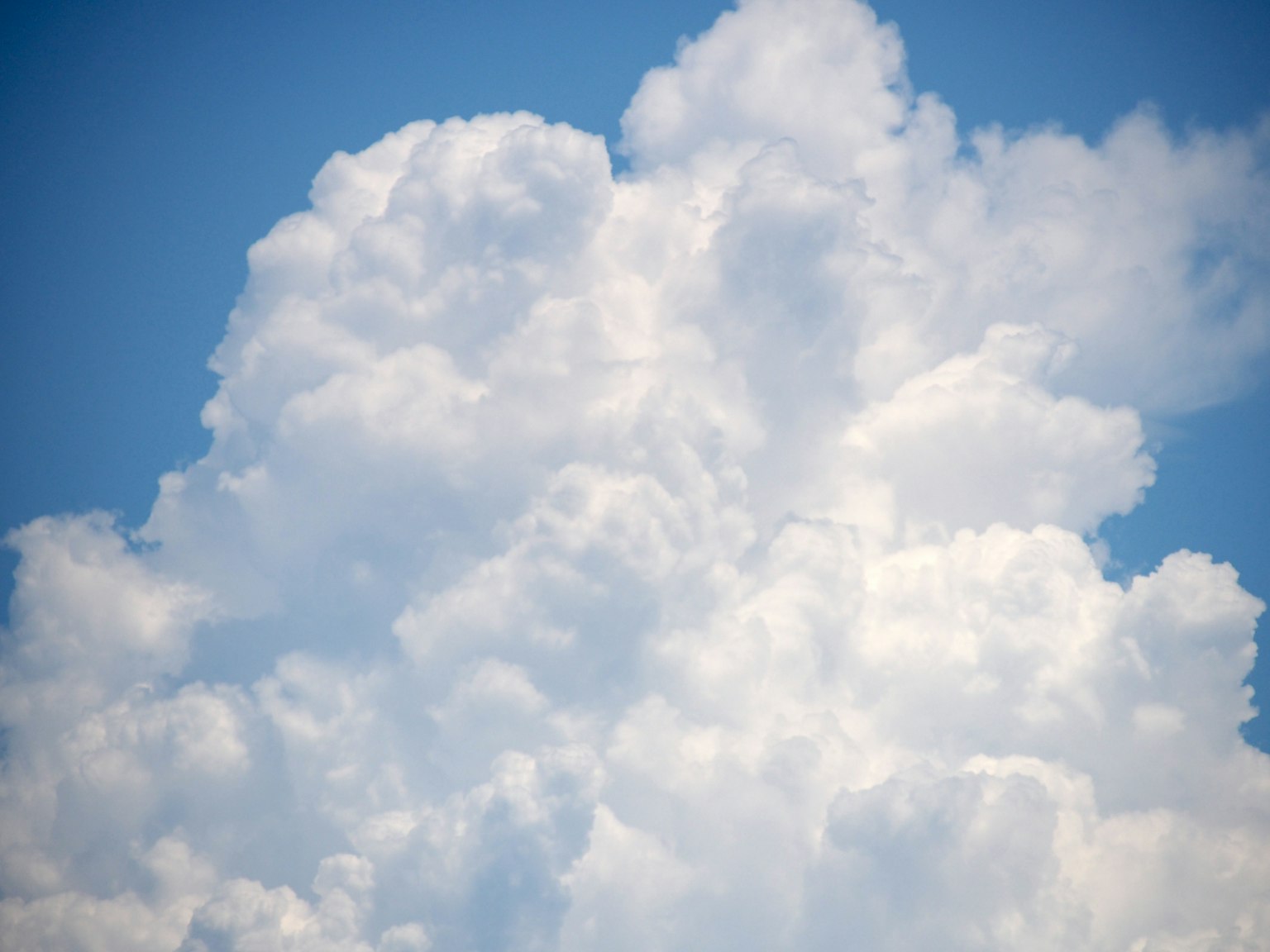 Nuvole bianche soffici contro un cielo blu chiaro