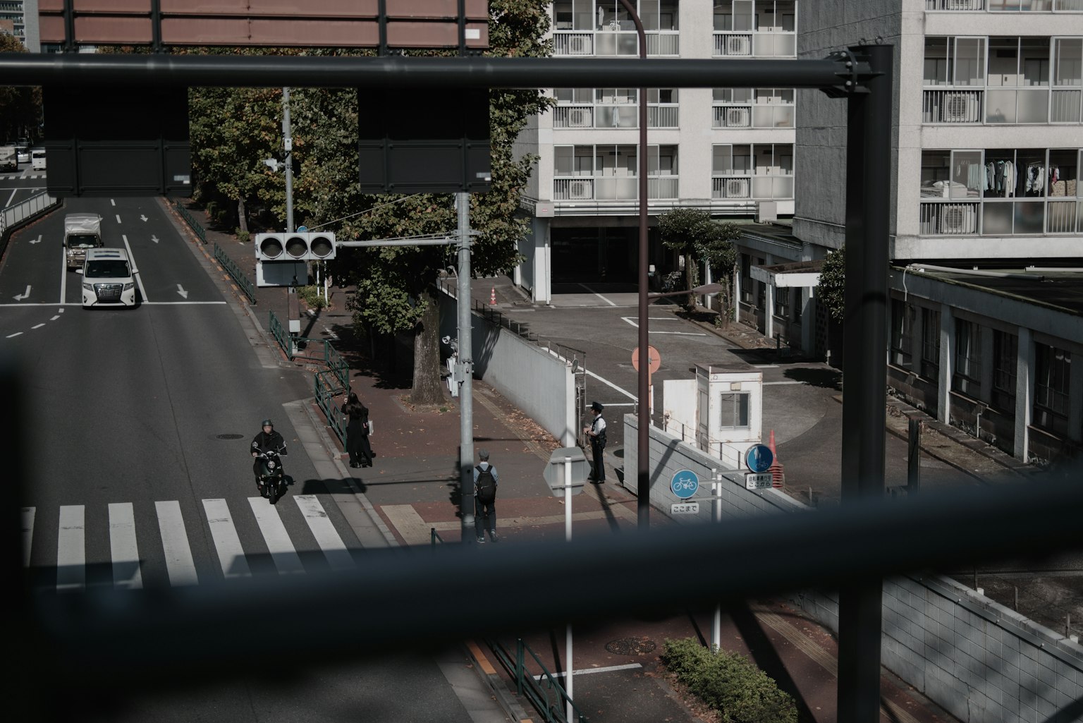 Intersection urbaine avec feux de circulation et piétons