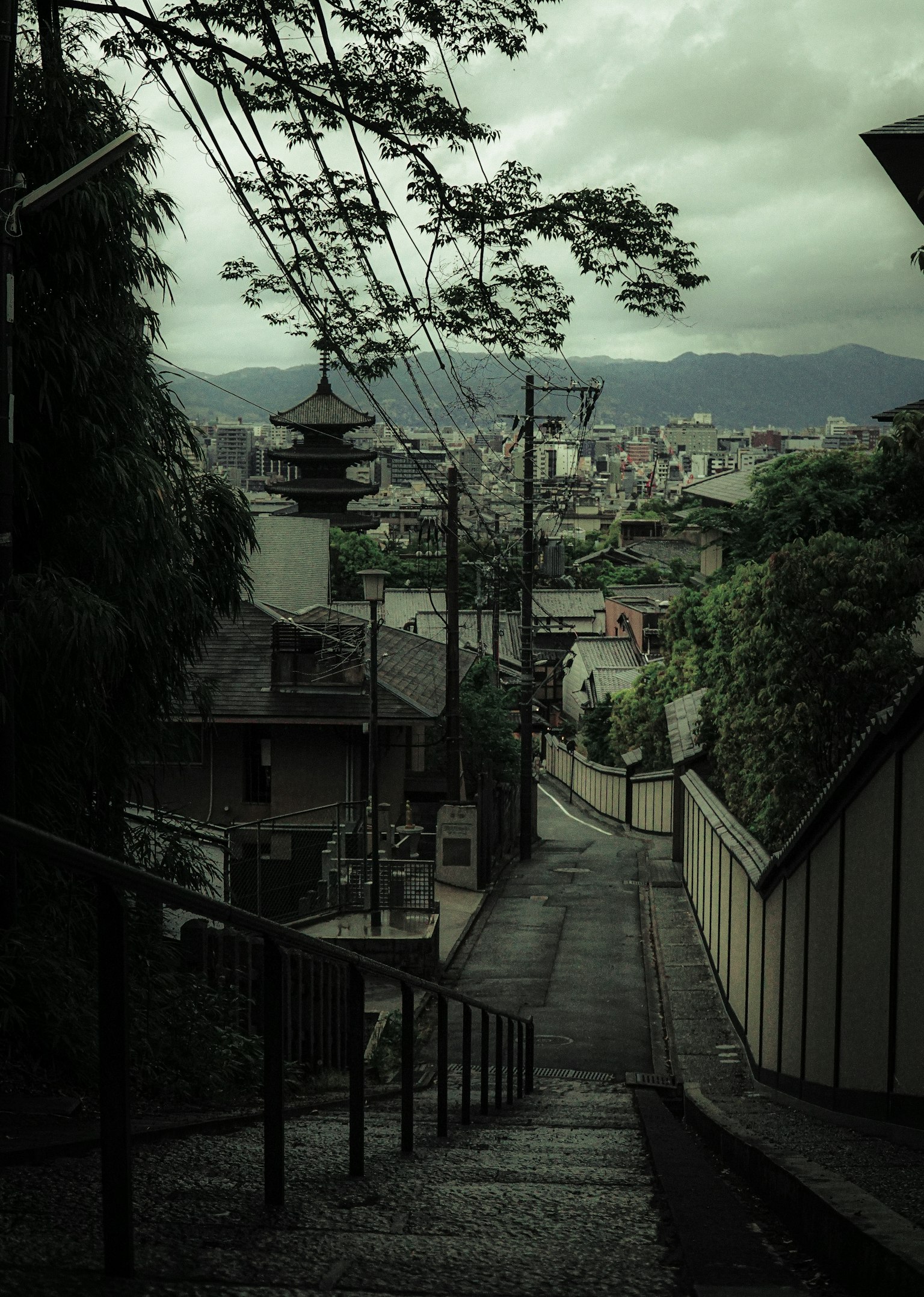 被绿树环绕的蜿蜒楼梯和传统建筑的风景