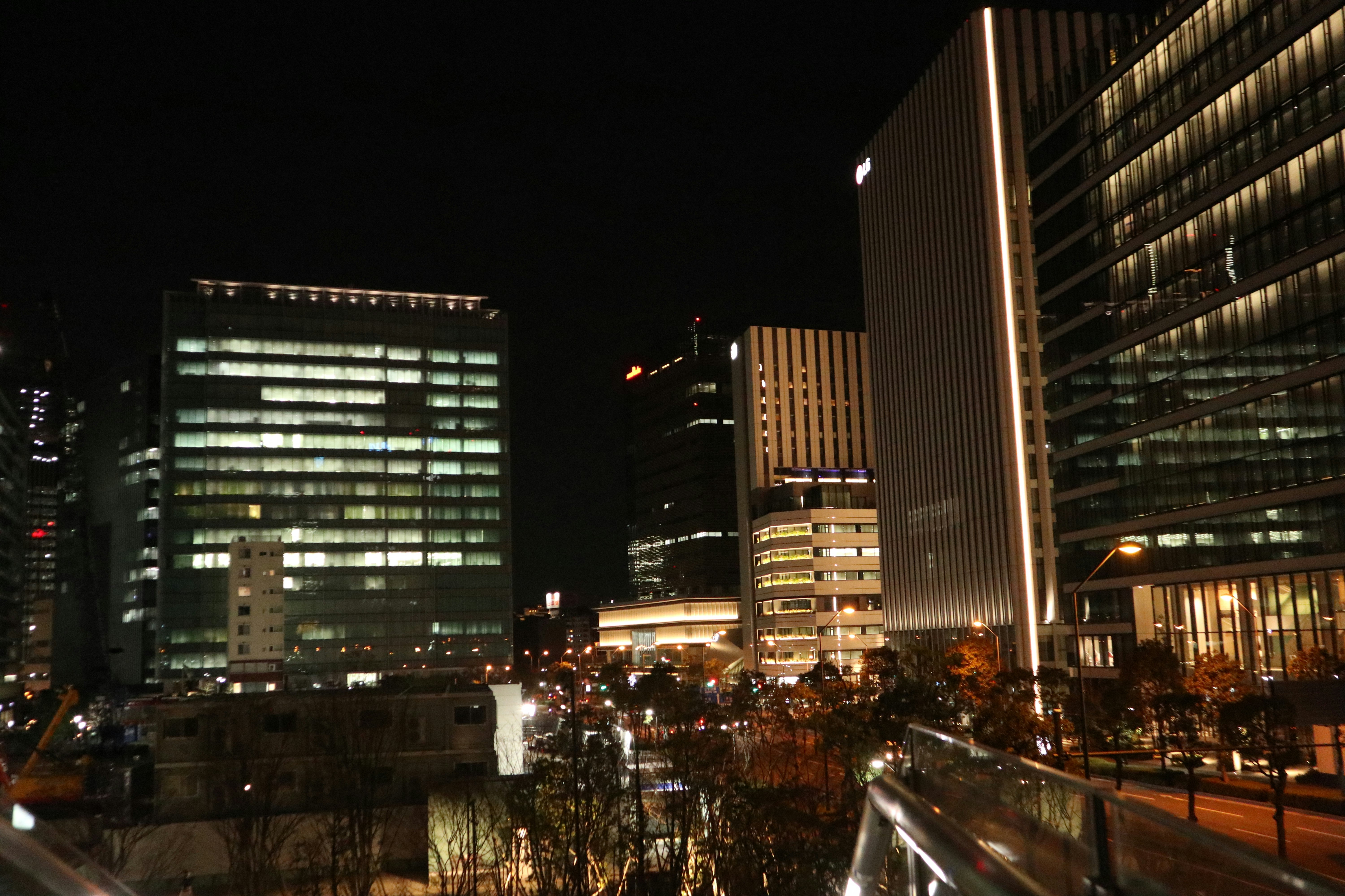 夜の高層ビル群と街の明かりが広がる都市景観
