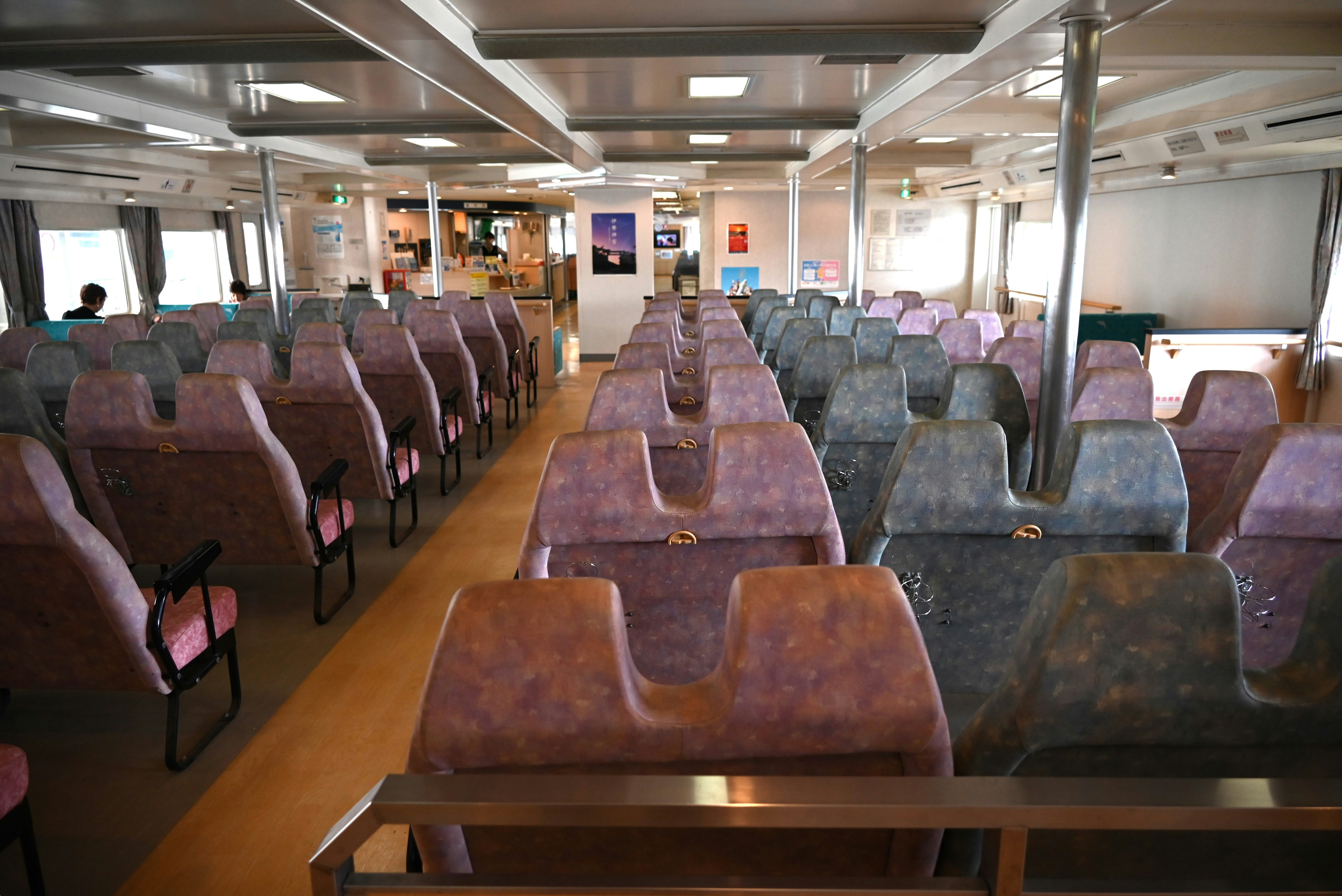 Innenraum eines Fährschiffs in der Ise-Bucht mit Sitzreihen