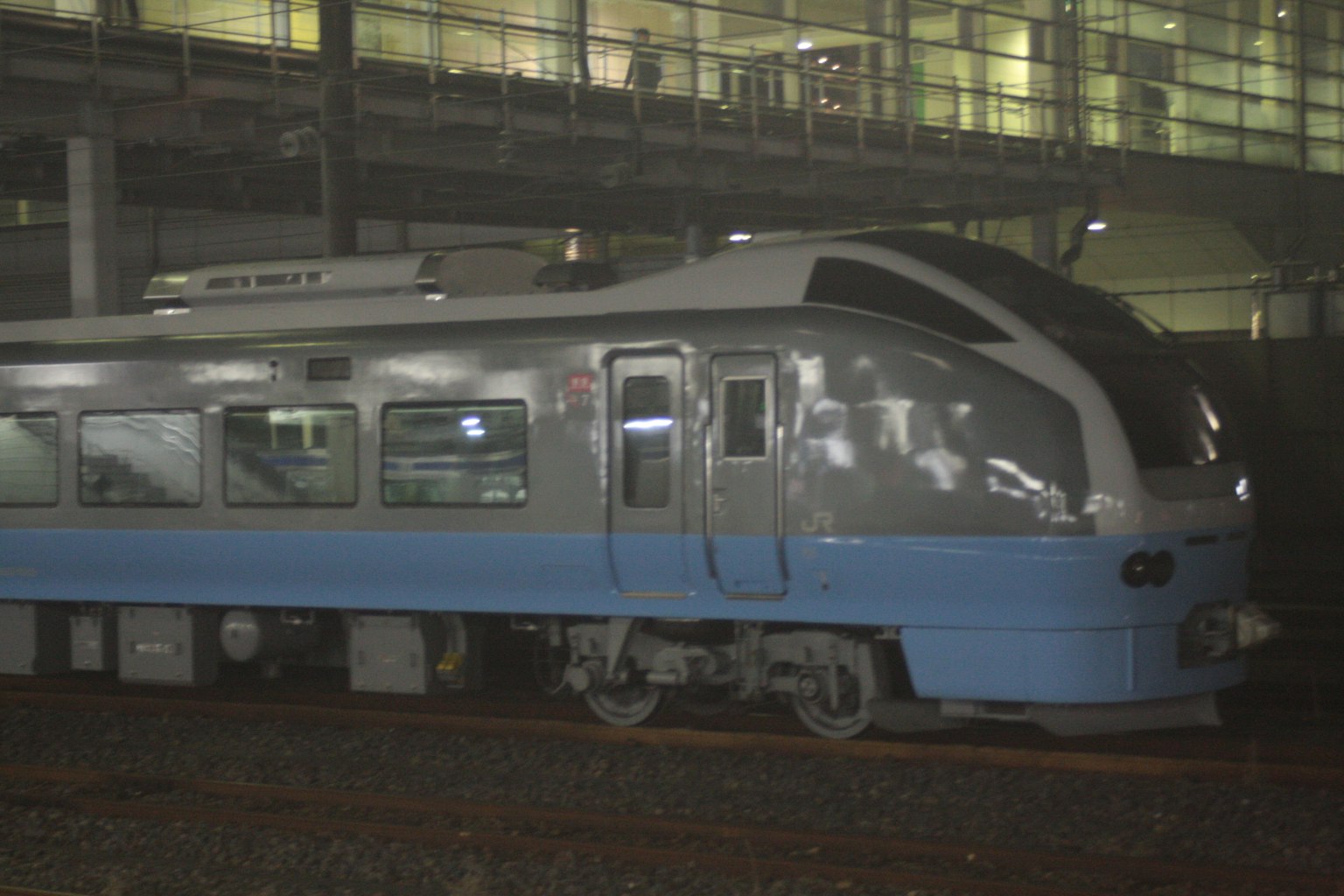 夜間停在車站的藍色和銀色火車