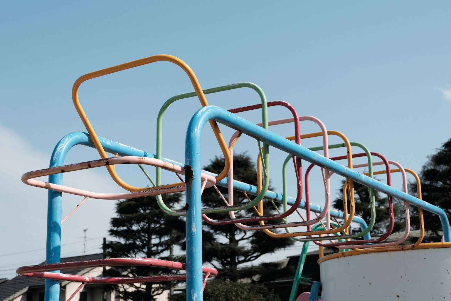 五彩繽紛的遊樂設施框架在藍天下