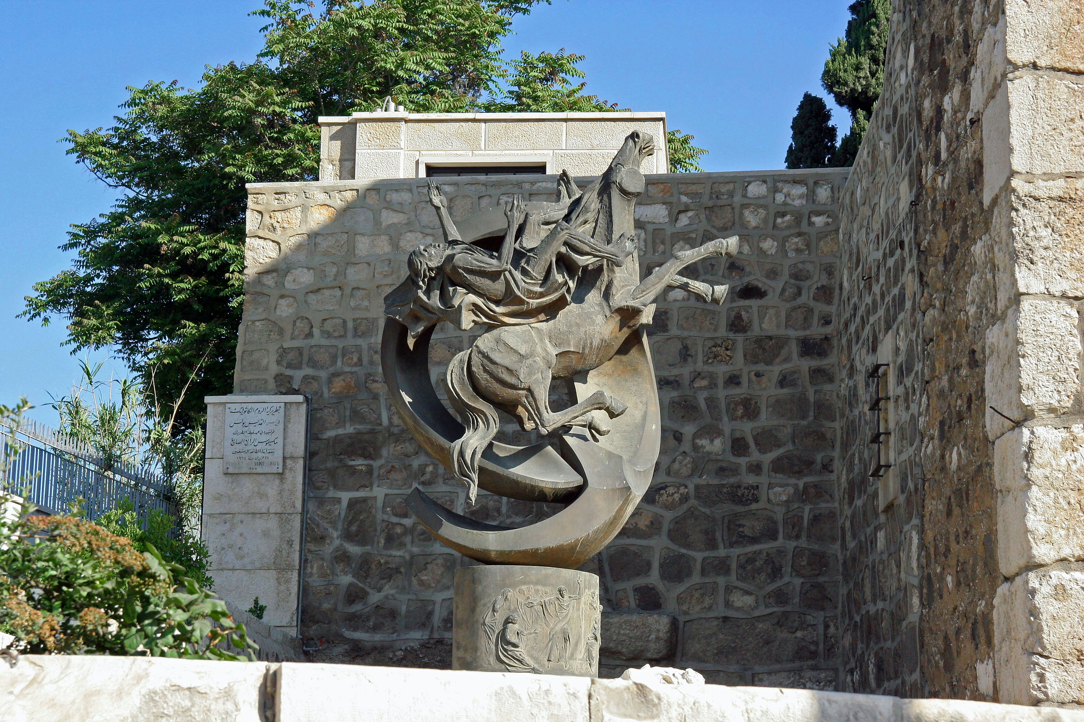 mur en pierre avec un bas-relief de cheval