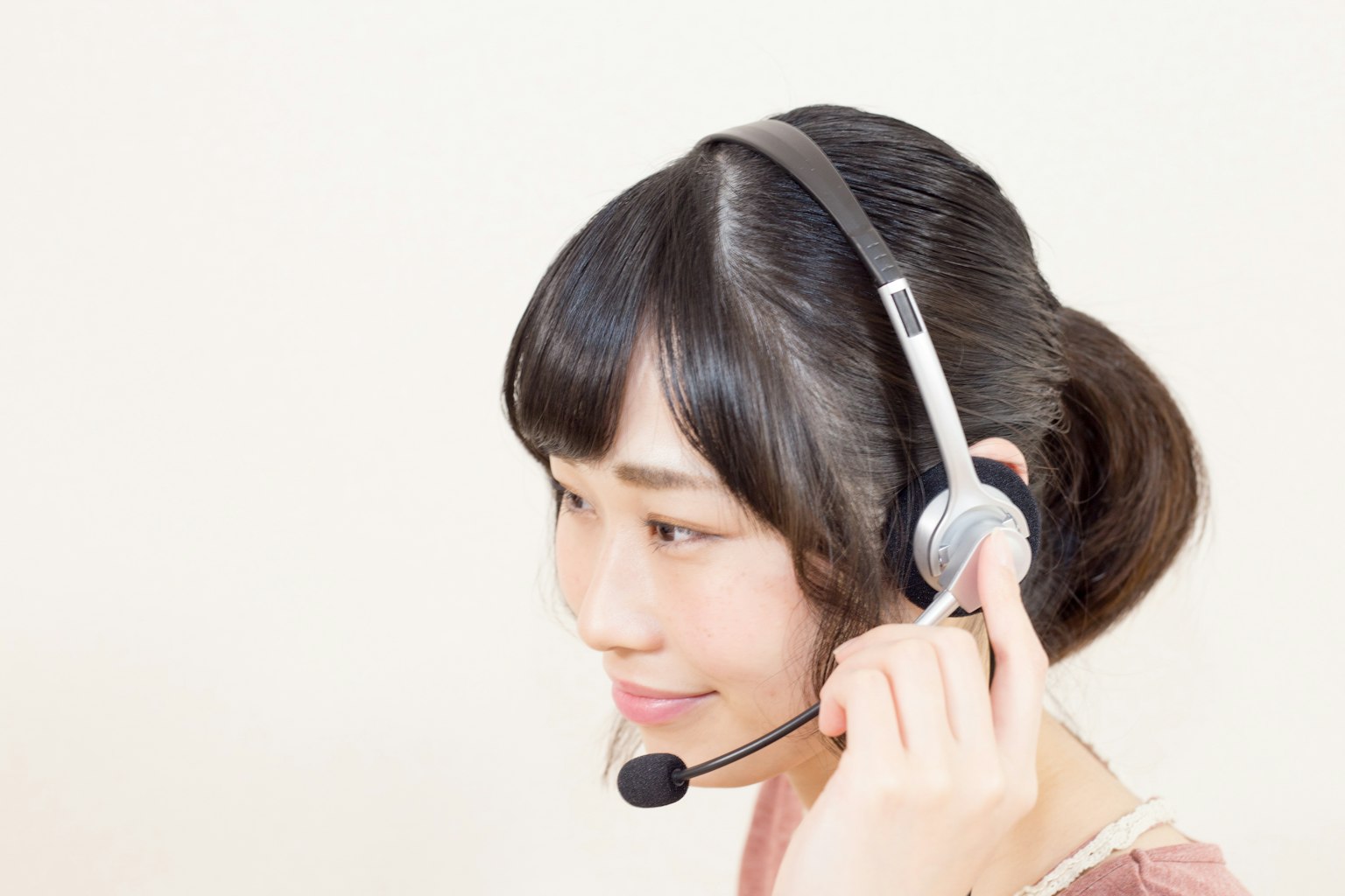 Une femme portant un casque souriant en parlant
