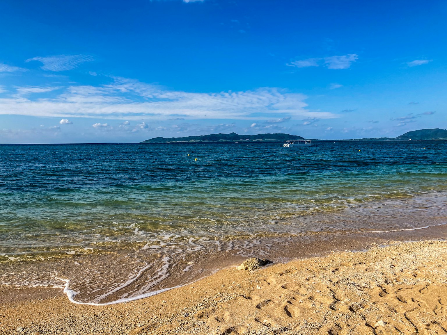 Eine malerische Aussicht auf den blauen Ozean und den Sandstrand