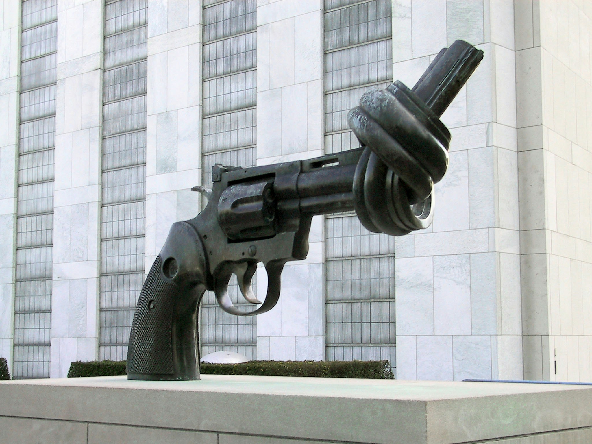 銃のモニュメントと大きな建物の壁面