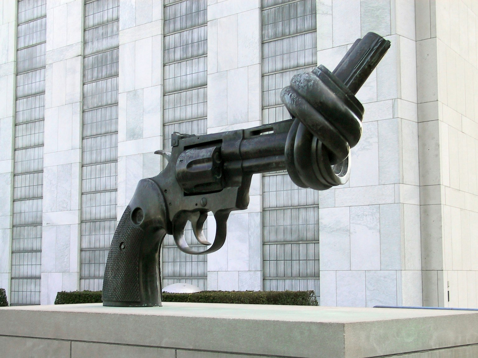 Patung pistol dengan laras terikat yang terletak di depan markas PBB
