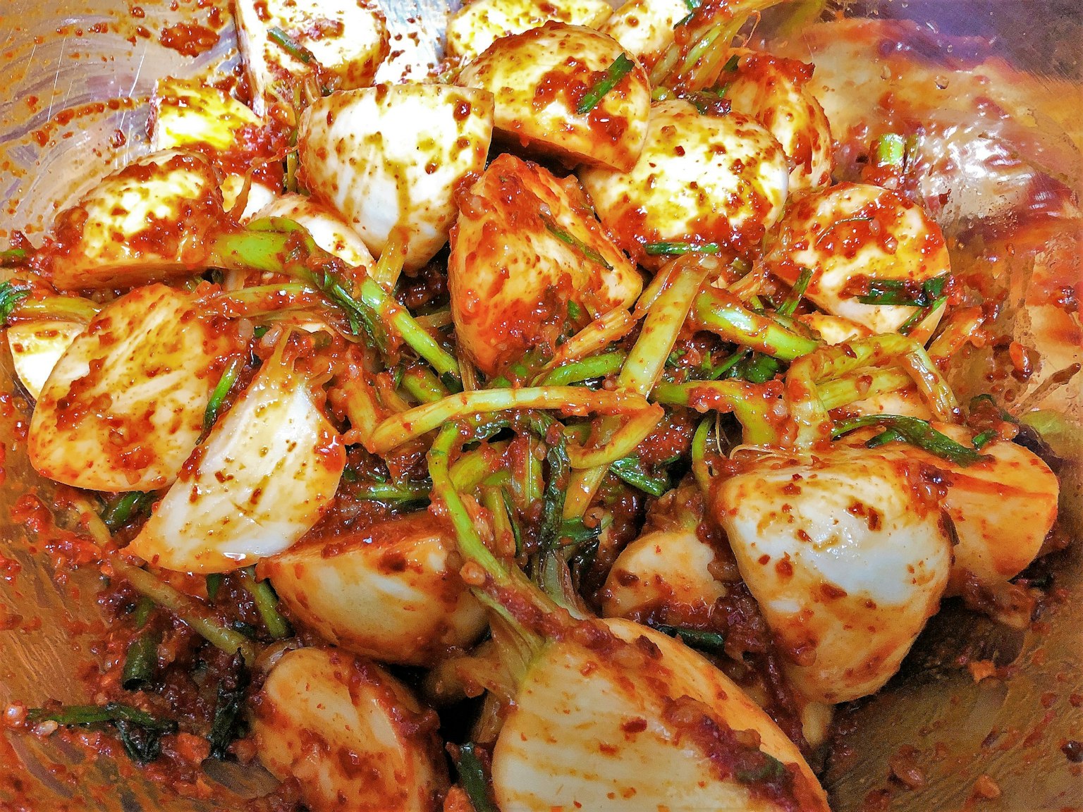 매운 양념으로 버무린 작은 채소와 무