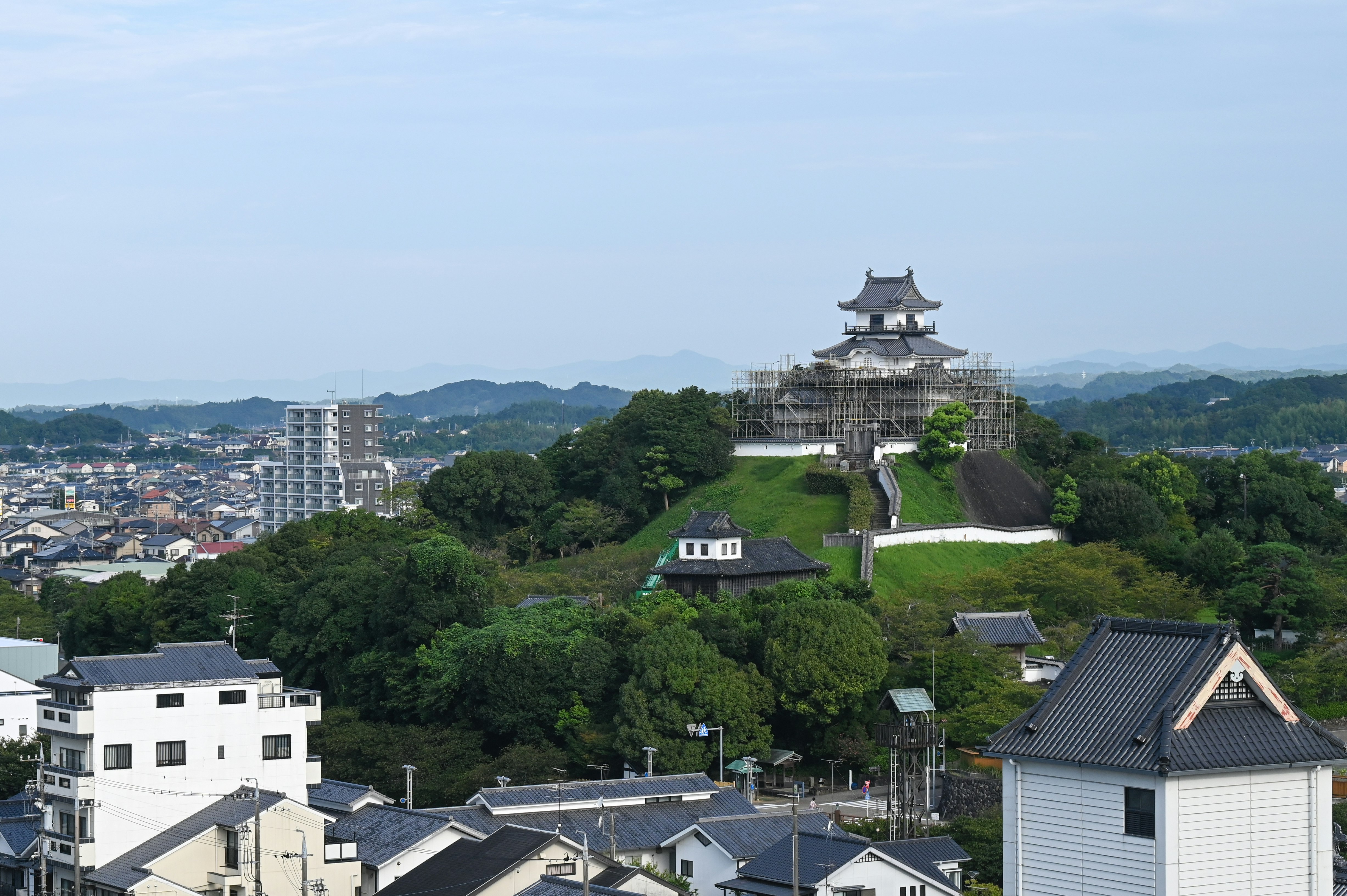 緑豊かな丘の上に建つ日本の城の風景
