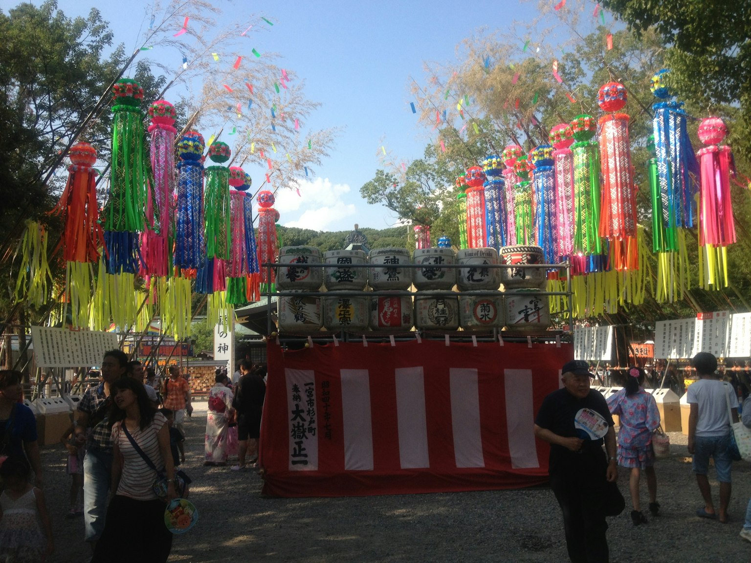 Lanterne colorate appese in una scena di festival con persone
