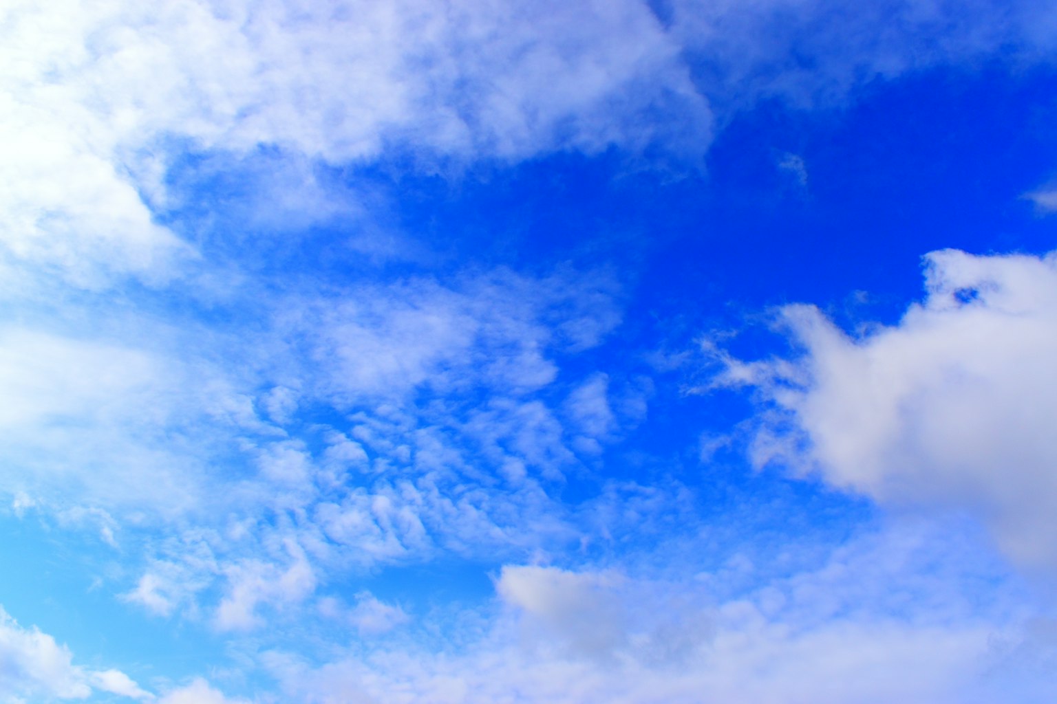 Pemandangan indah langit biru dengan awan putih