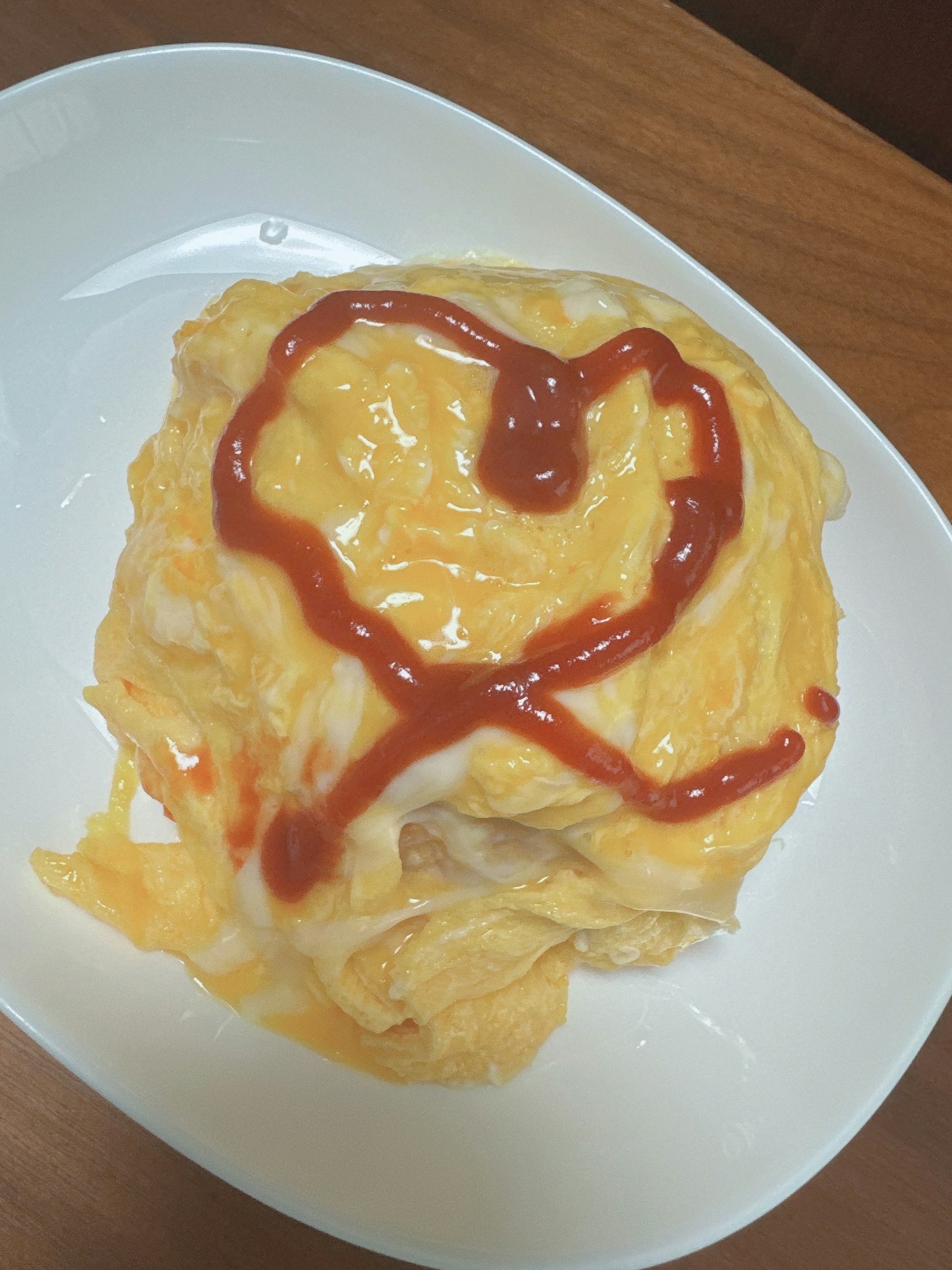 Arroz omelette cremoso con un diseño de corazón hecho de ketchup