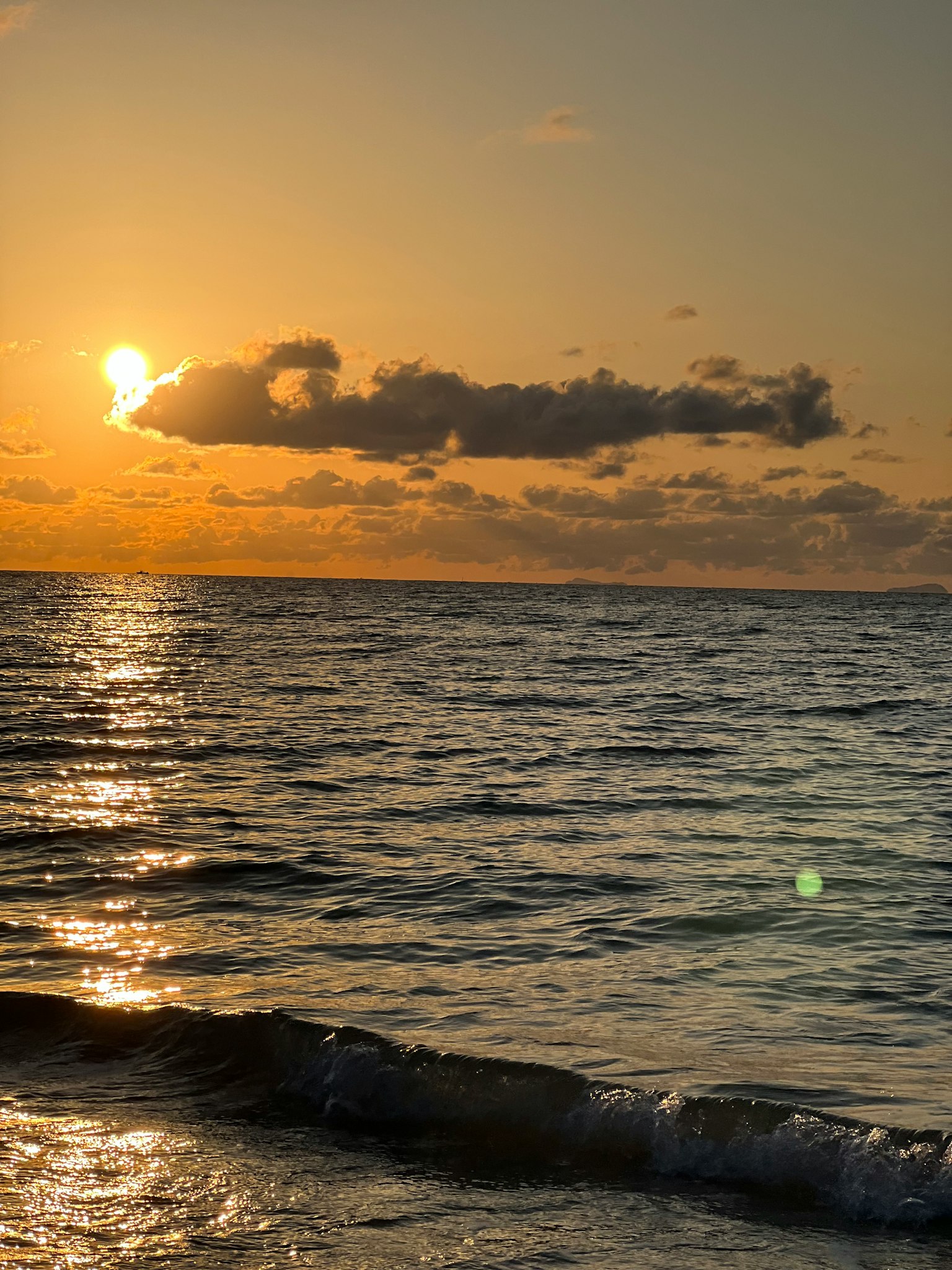 Magnifique paysage de coucher de soleil sur l'océan avec des reflets de lumière sur l'eau