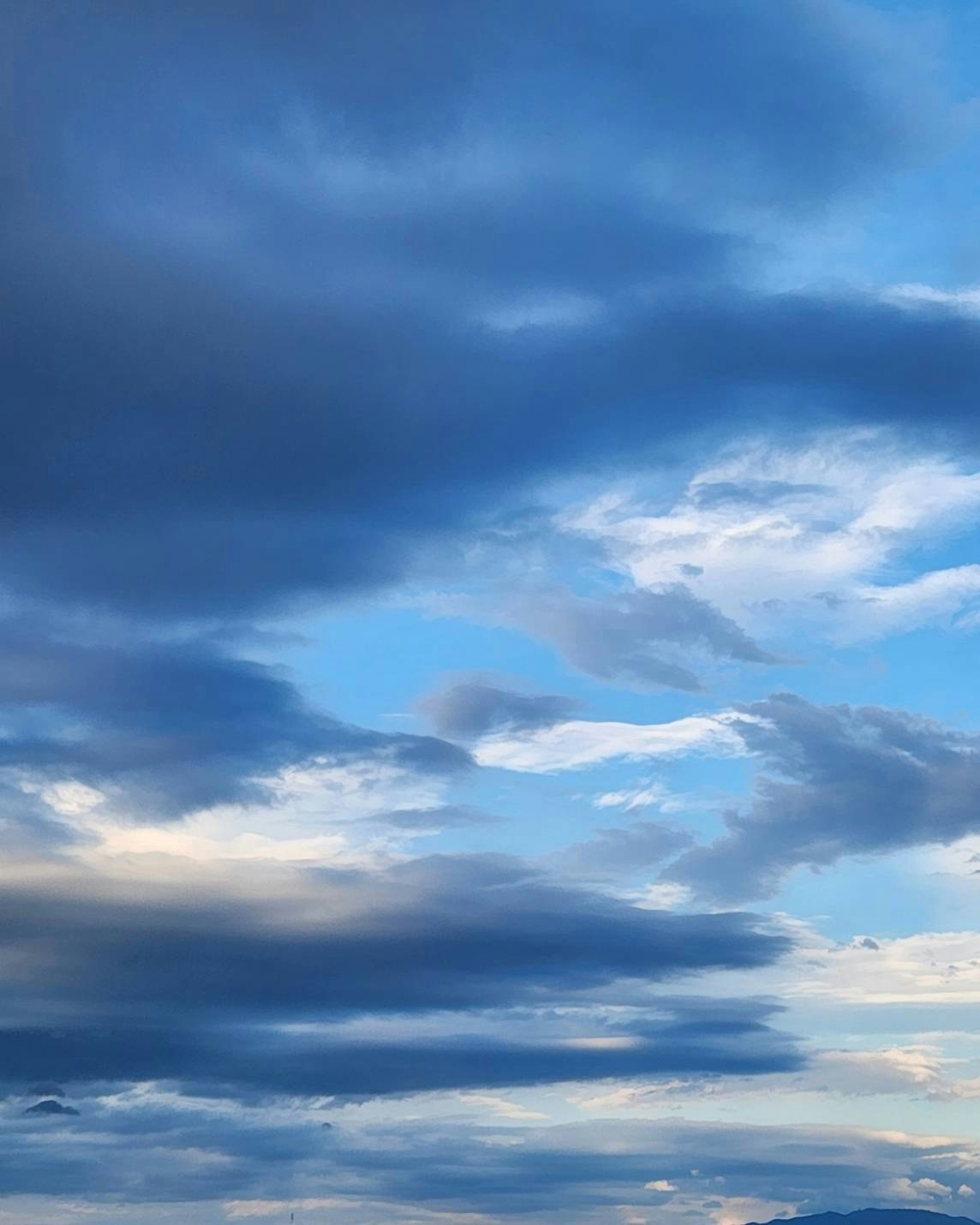 青空と雲が広がる空の風景