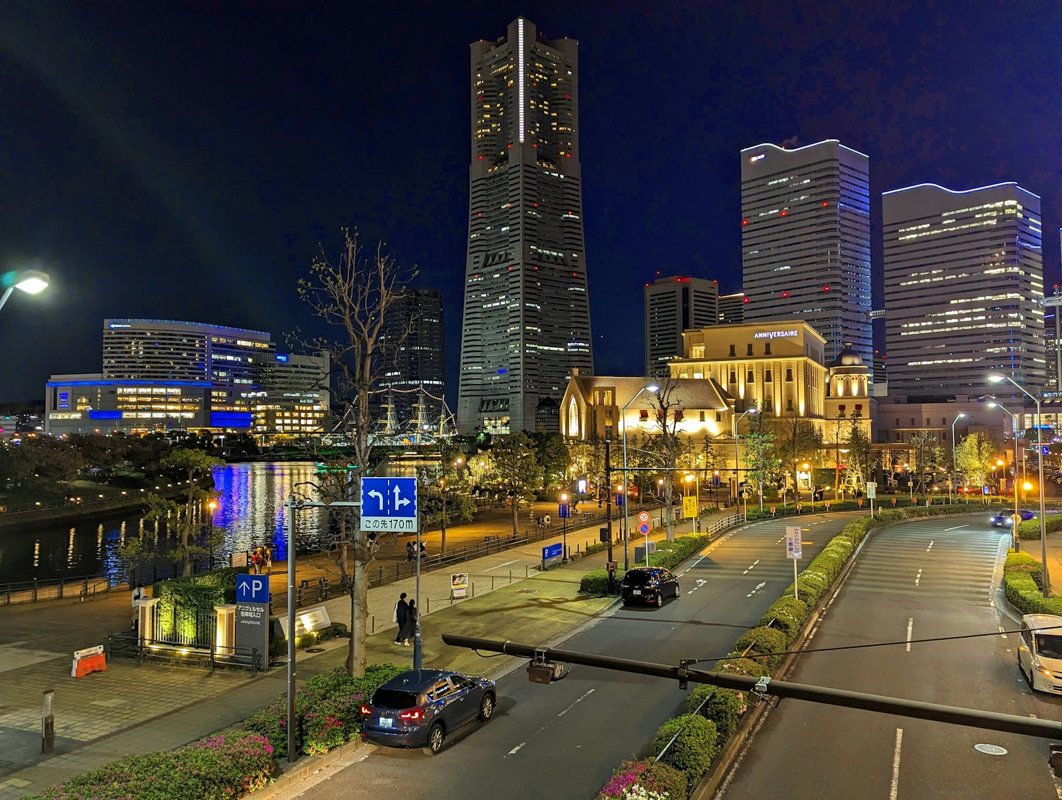 ทิวทัศน์เมืองยามค่ำคืนที่มีตึกระฟ้าในโยโกฮาม่าและรถยนต์บนถนน