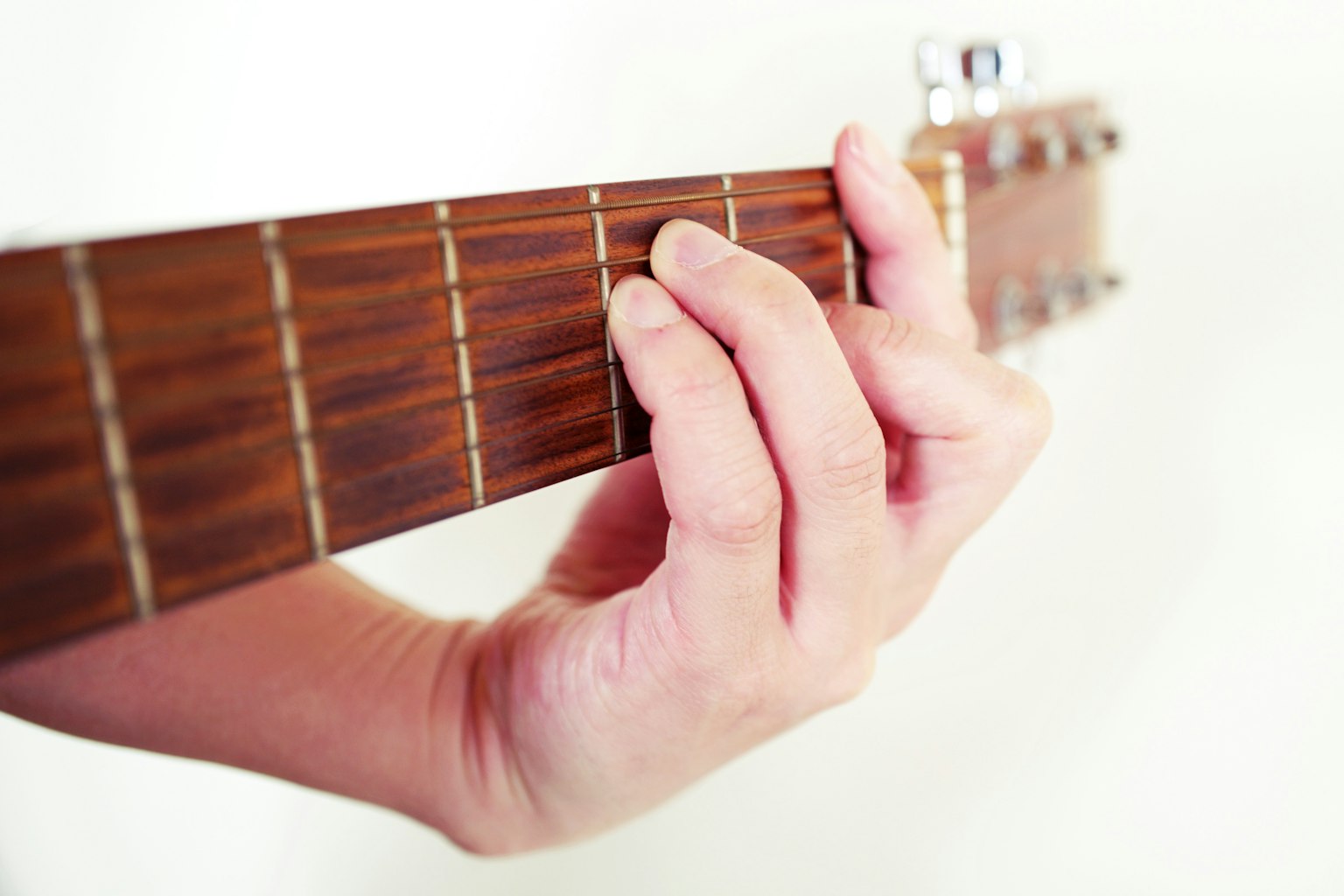 Tangan menekan senar gitar