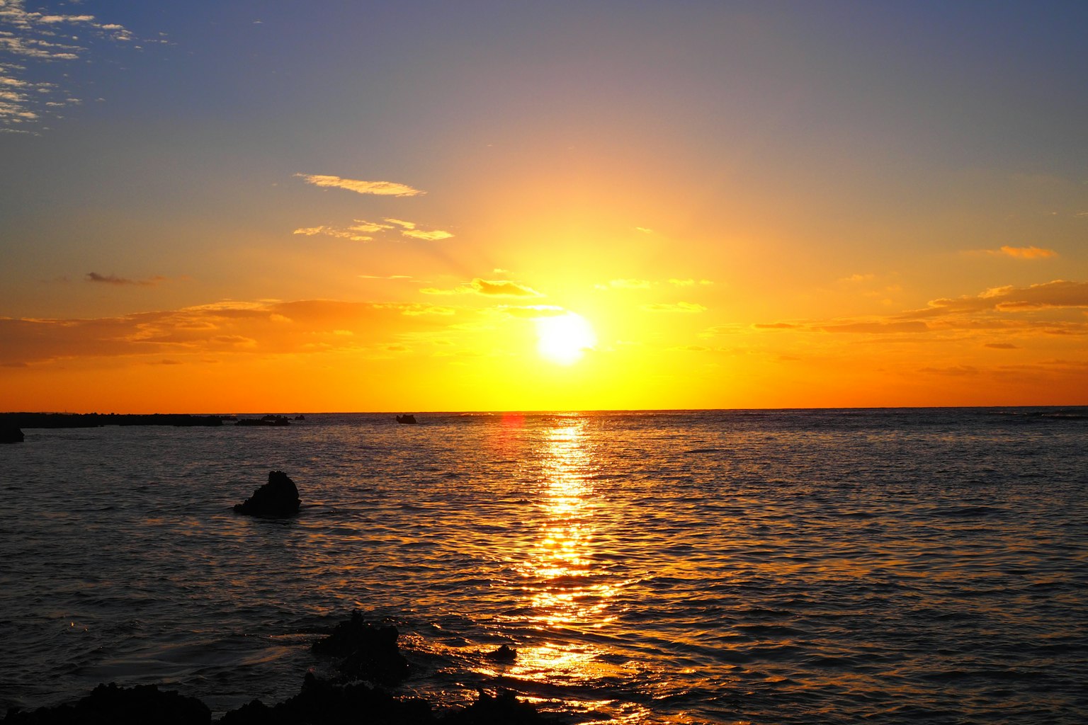 Un bellissimo tramonto sull'oceano con colori vivaci