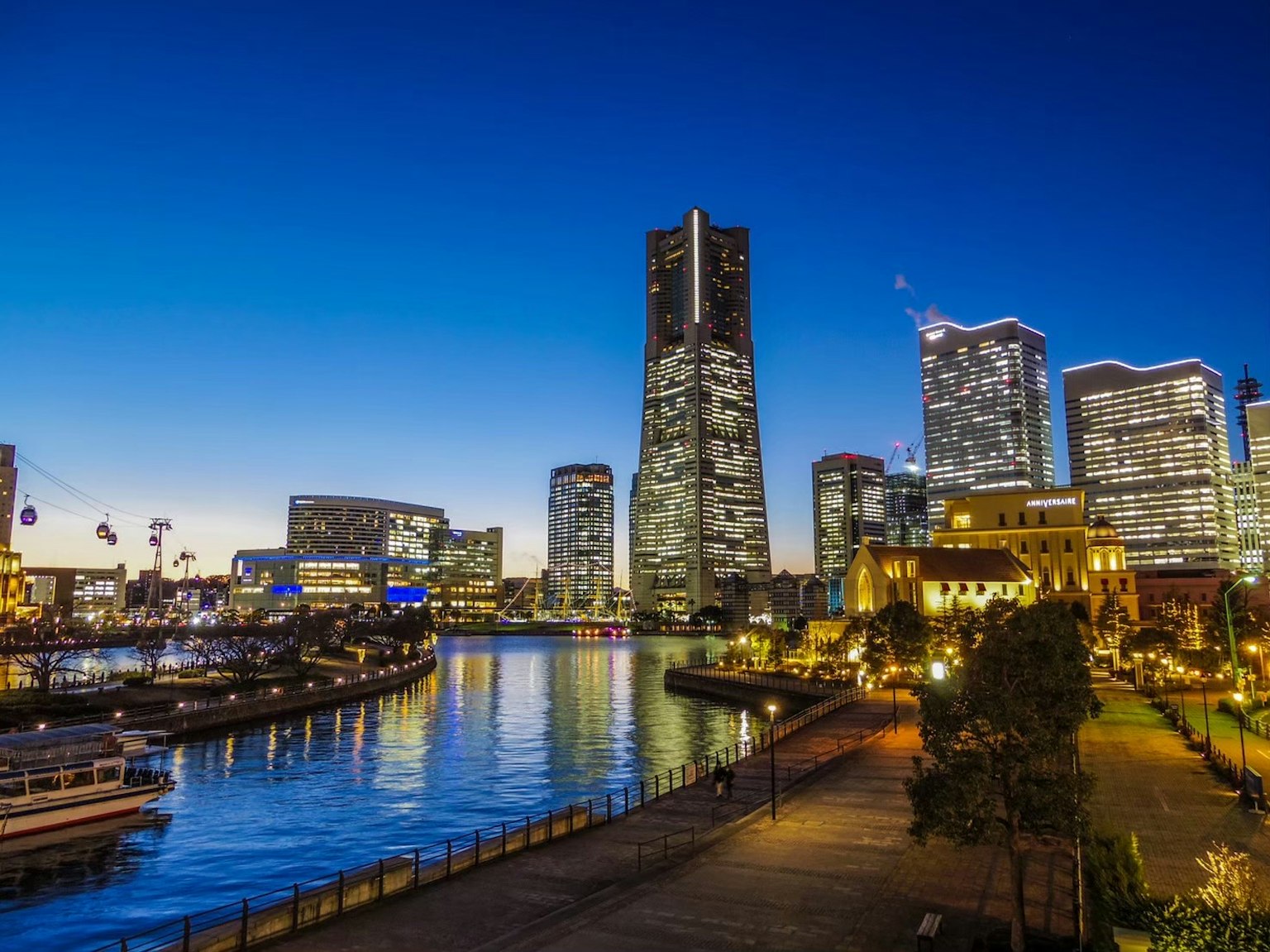 美丽的城市景观，反映横滨的夜景和海滨