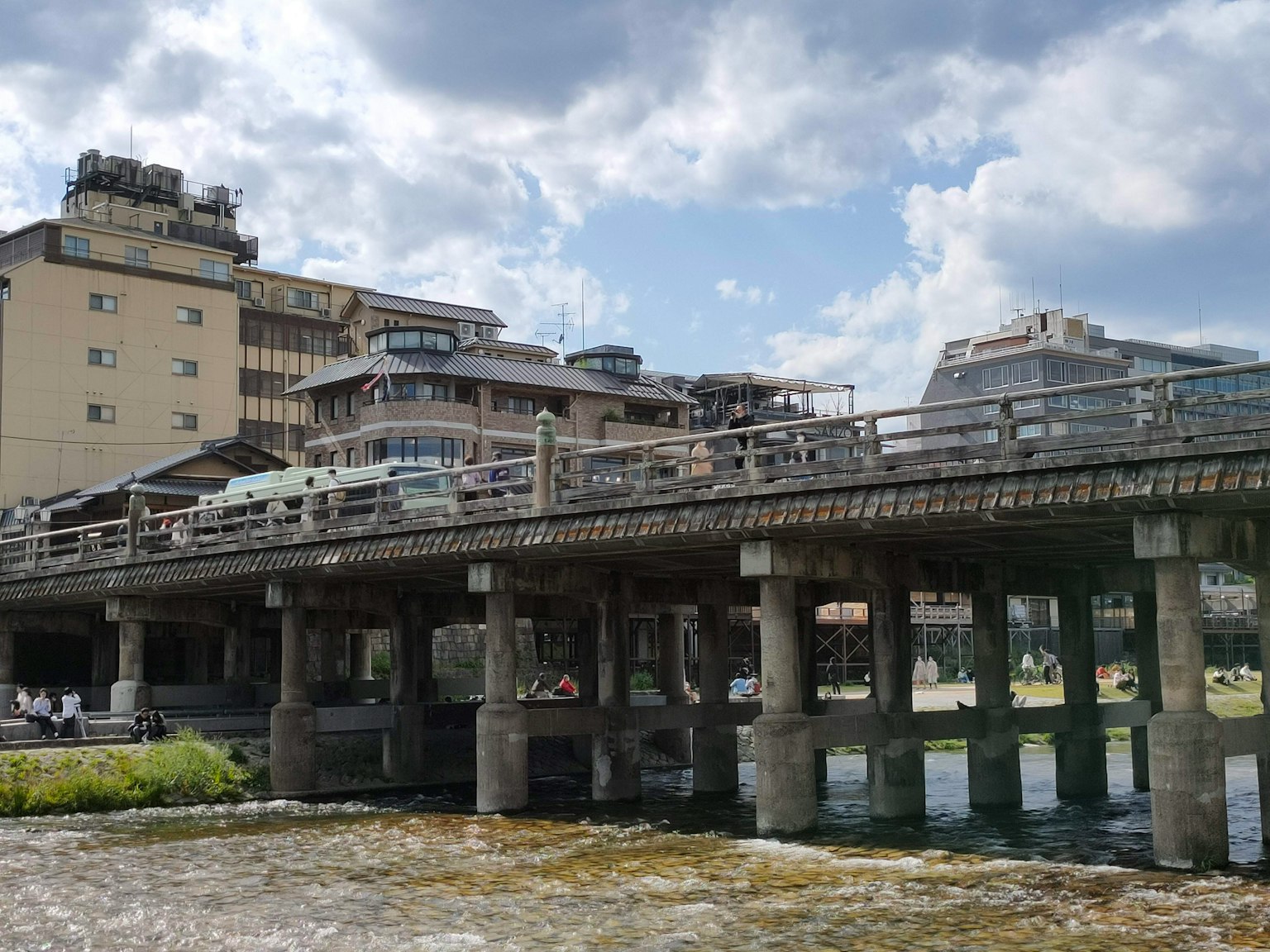 Eine Brücke mit umliegenden Gebäuden und einem Fluss