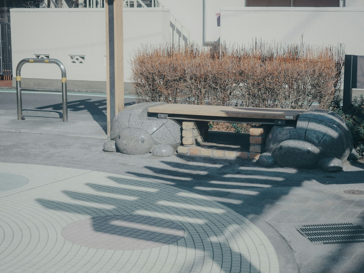 ฉากสวนสาธารณะที่มีม้านั่งหินและหินตกแต่ง