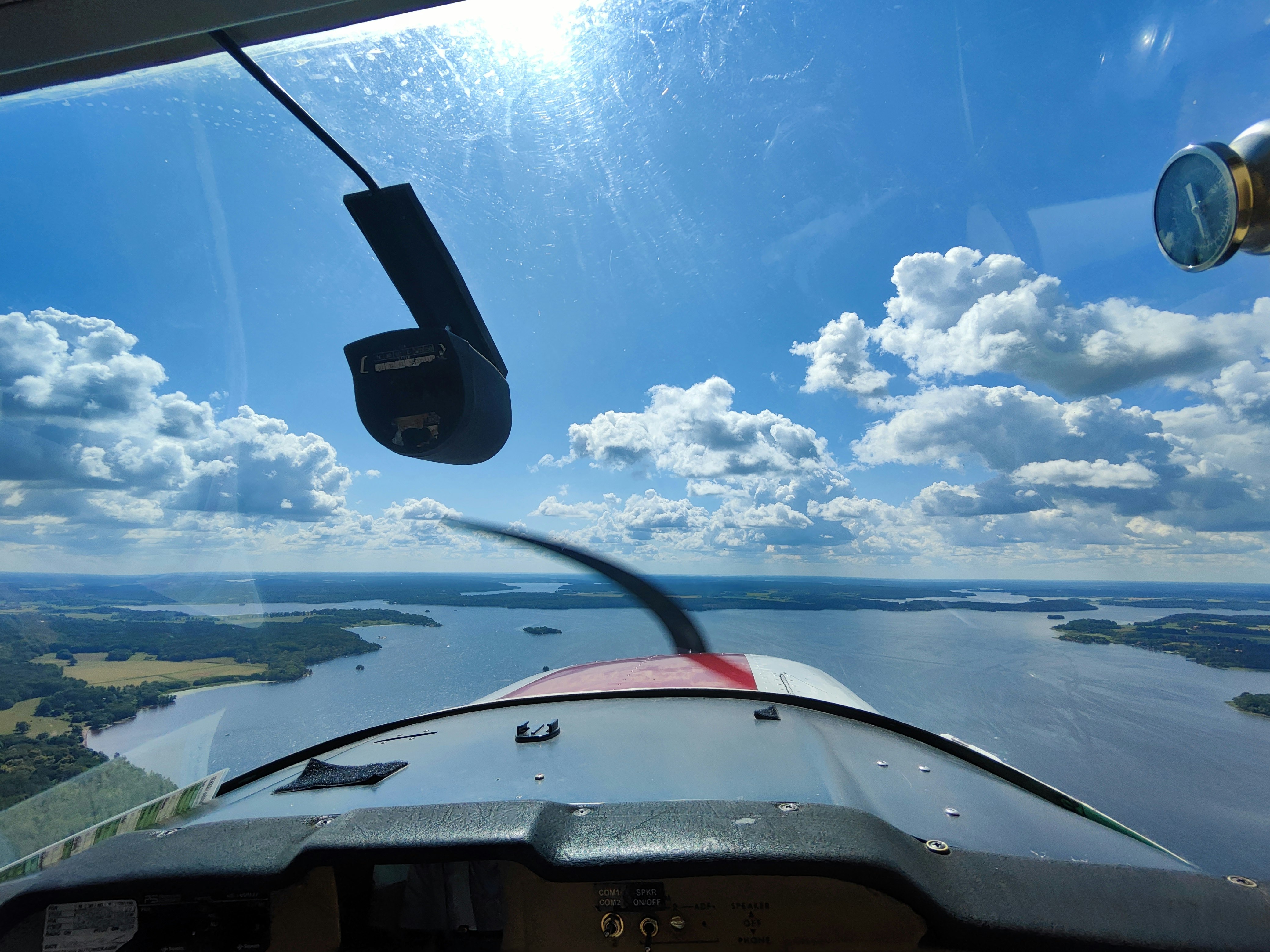 飛行機の窓から見下ろす川と湖のある風景