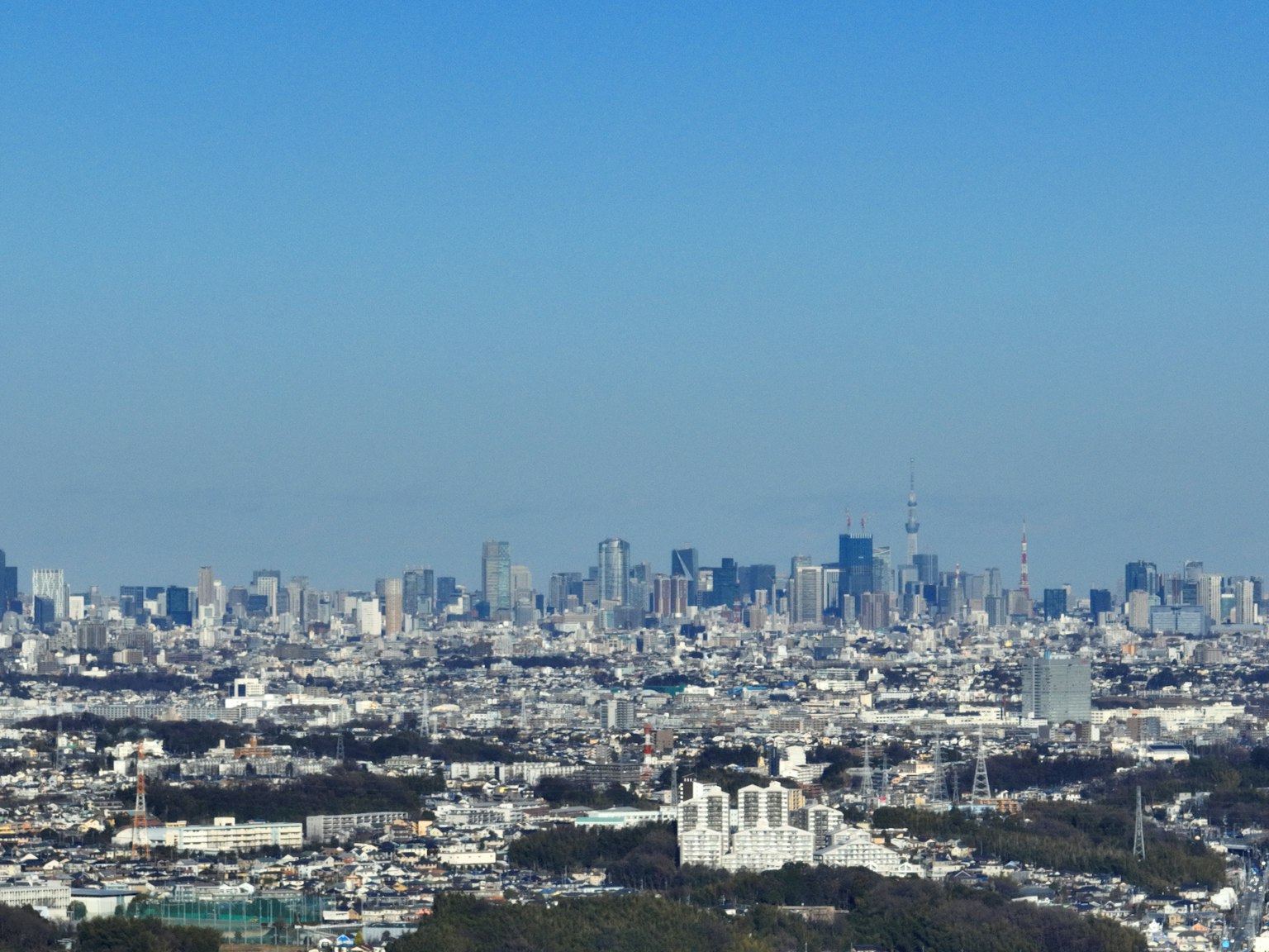 Orizzonte di Tokyo con cielo blu chiaro
