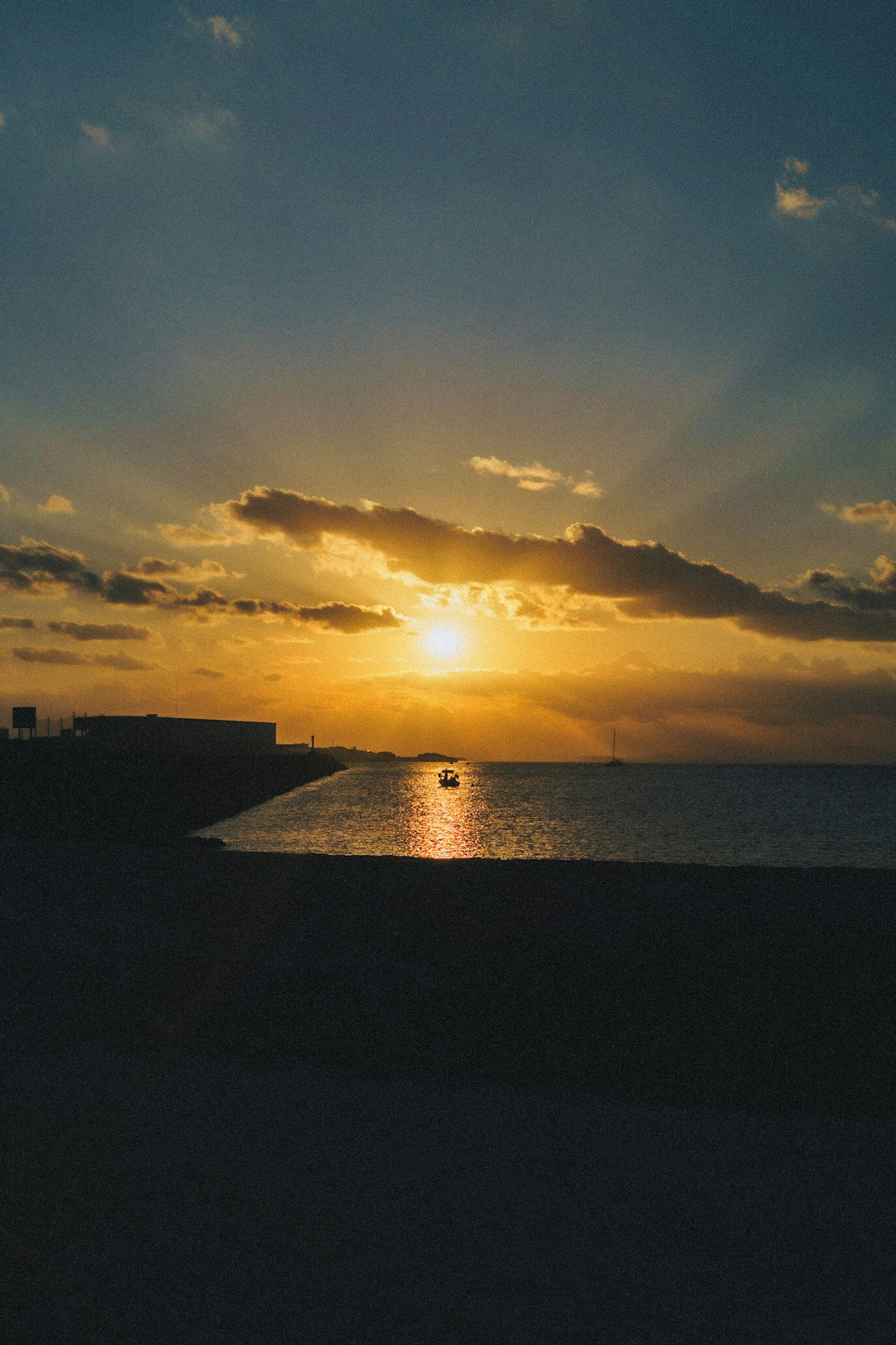 美丽的夕阳在海面上，云彩环绕
